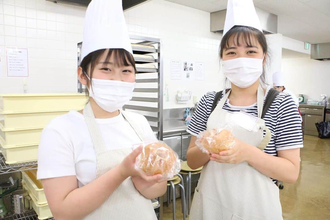 神戸製菓専門学校（公式）さんのインスタグラム写真 - (神戸製菓専門学校（公式）Instagram)「🌈6/7オープンキャンパス🌈 今日は久々のパン体験オープンキャンパス❗️ じゃがバターパンの包あん作業に挑戦していただきました⭐️ パンの発酵時間にたっぷりパン生地を使って、分割・成形の練習💪  そして、今回は #業界まるわかりオープンキャンパス ということで、南田先生、林先生、大谷先生からパン職人の現場のお話やご自身のエピソードもお話していただきました😌  製パン分野で働くイメージがググッと深まったのではないでしょうか？☺🍞 次回のパン体験オープンキャンパスは6/21(日)フランクロールです🌭😆 この日は生地作りから体験できる＆AO入試対策もできるスペシャルDAYです💫☺️ パン好きの皆様にお会いできるのを楽しみにしております♪  #神戸製菓　#神戸製菓専門学校　#神戸製菓専門学校oc  #オープンキャンパス　#じゃがバターパン　#パン　#パン屋さん巡り #パン職人　#パン作り　#パン作り好きな人と繋がりたい  #パン活 #フランクロール　#ブーランジェ　#製パン本科　#神戸　#三宮　#神戸パン　#パン専門学校 #製パン専門学校　#pattistagram2020」6月7日 18時53分 - kobeseika_info