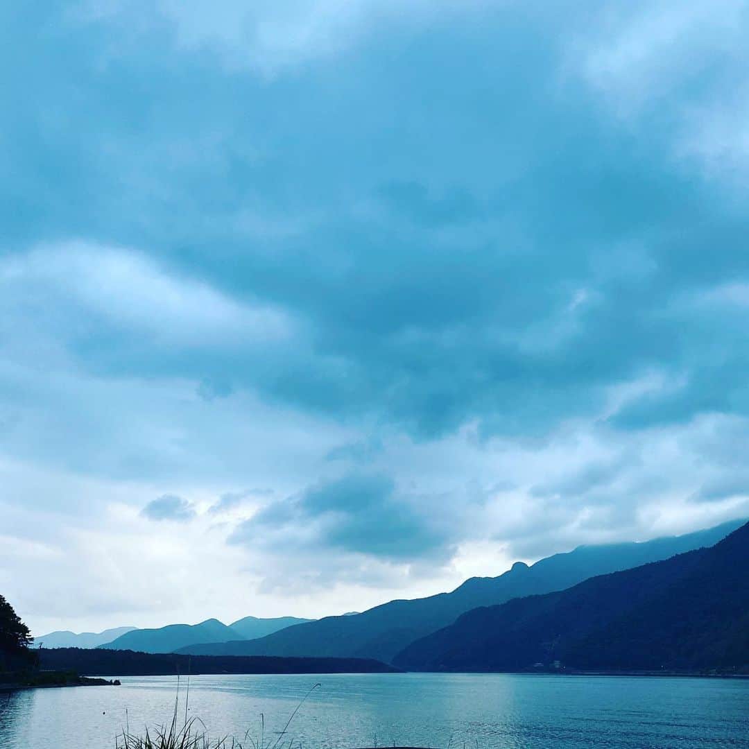 岡田美里さんのインスタグラム写真 - (岡田美里Instagram)「幾重にも重なる山並みのグラデーション#湖 #山並み #美しい」6月7日 18時54分 - millieokada