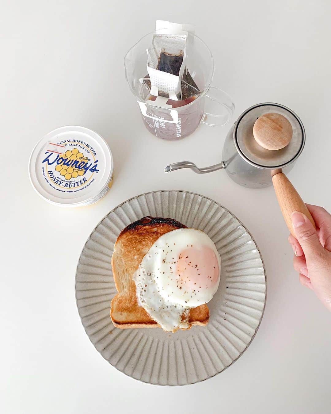 Lilmeのインスタグラム：「一瞬でも目を離すと焦げるトースト🍞﻿ そろそろ美味しくパンが焼けるようにトースターでも買おうかなー。﻿ ﻿ でもね、Downey’sのハニーバターで食べると少し焦げてても凄く美味しいよ🐝﻿ ﻿ 添加物は一切使用していなくて原材料は「はちみつ・バターのみで、90%がハチミツ💛﻿ ﻿ 最近、朝ごはんはパン率が高いです🥪 #リルごはん　#朝ごはん」