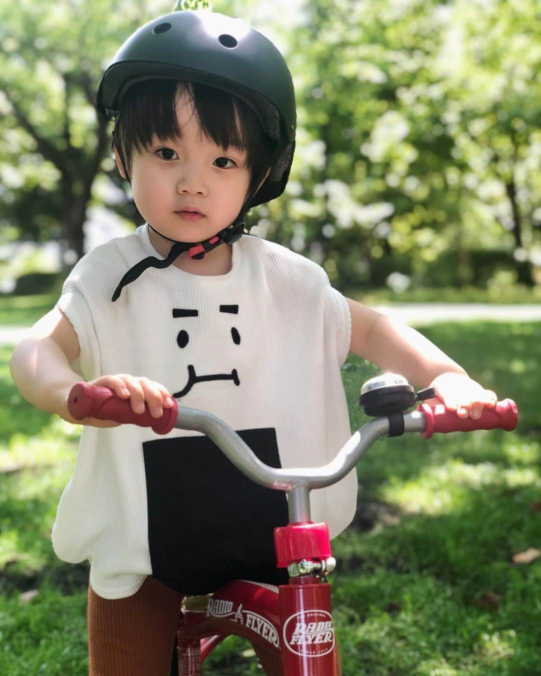 石塚錬さんのインスタグラム写真 - (石塚錬Instagram)「. 👦💬「ボクと木漏れ日と自転車さんと(オニギリと)👦🚲🌳🍙」 #自転車さんと仲良くなるのむずかしい🥺🚲 #1枚目のときだけマスクさん外しました😎 . 👦💬「I and sunbeams and bicycles and (rice balls) 👦🚲🌳🍙」 #Difficult to ride a bicycle🥺🚲 . #自転車 #練習 #サイクリング #bicycle #practice #cycling #자전거　#연습　#사이클링 #自行车 #实践 #循环 #รถจักรยาน #การปฏิบัติ #การขี่จักรยาน #sepeda #praktek #bersepeda #石塚錬 #成長日記 #ishizukaren #renishizuka #이시즈카렌」6月7日 19時01分 - ishizuka_ren