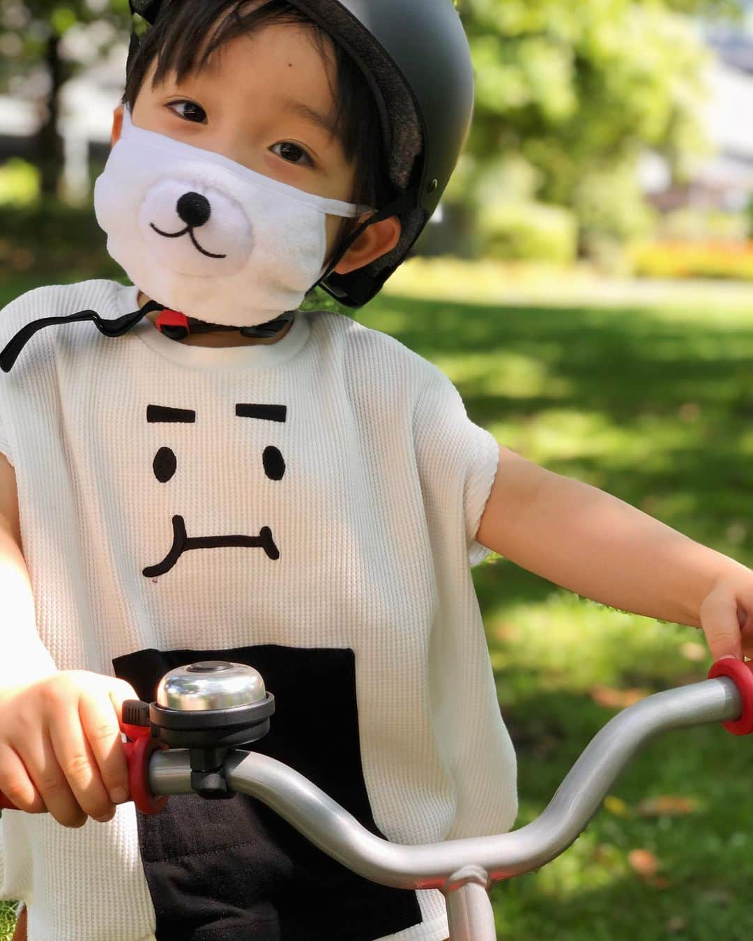 石塚錬さんのインスタグラム写真 - (石塚錬Instagram)「. 👦💬「ボクと木漏れ日と自転車さんと(オニギリと)👦🚲🌳🍙」 #自転車さんと仲良くなるのむずかしい🥺🚲 #1枚目のときだけマスクさん外しました😎 . 👦💬「I and sunbeams and bicycles and (rice balls) 👦🚲🌳🍙」 #Difficult to ride a bicycle🥺🚲 . #自転車 #練習 #サイクリング #bicycle #practice #cycling #자전거　#연습　#사이클링 #自行车 #实践 #循环 #รถจักรยาน #การปฏิบัติ #การขี่จักรยาน #sepeda #praktek #bersepeda #石塚錬 #成長日記 #ishizukaren #renishizuka #이시즈카렌」6月7日 19時01分 - ishizuka_ren