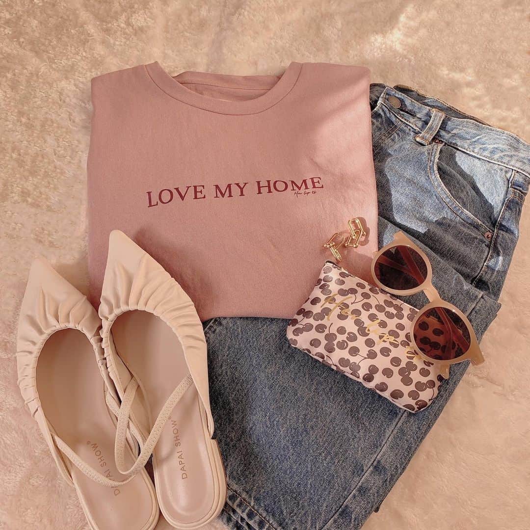 SHIHORINのインスタグラム：「𓂃﻿ ﻿ ﻿ お気に入りアイテムたち🥰🍒﻿ ミュールは最近届いたんだけど合わせやすくて履きやすい🧸 👚@herlipto ﻿ 🩰@chiik.official ﻿ 👖 @gu_global ﻿ ﻿ ﻿ #herlipto #tshirt #denimstyle #gu #herliptohome #lovemyhome #pumps #sweet #ハーリップトゥー #ジーユー #Tシャツ #tシャツコーデ #デニムパンツ #デニムコーデ #パンプス #ミュール #チェリー柄 #ゴールドピアス #サングラス #スウィートインスタ #置き画くら部」