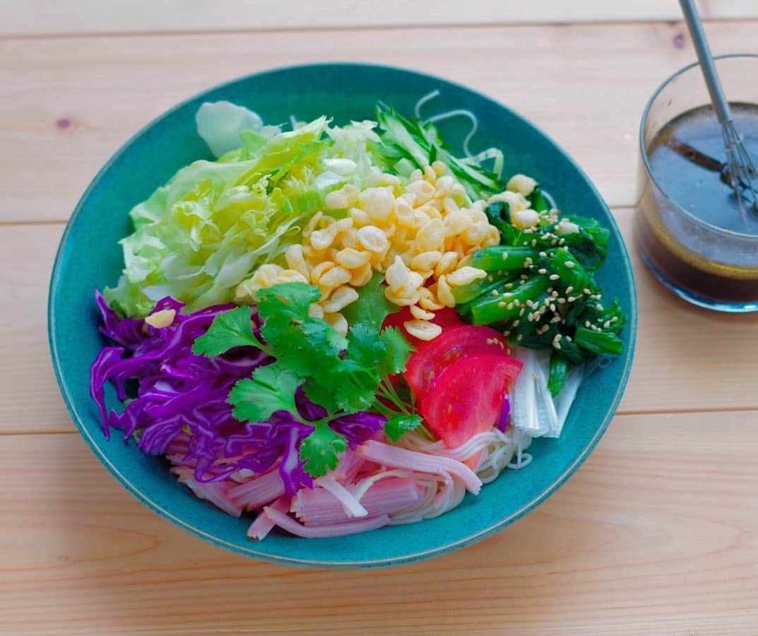 maki ogawaさんのインスタグラム写真 - (maki ogawaInstagram)「我が家で  ソーメンサラダ  と呼んでいるものがこちらです。  野菜の下に ソーメンが隠れています。  家にある野菜をたくさん乗せて、 (いつも野菜は色々変わる 昨日は レタス キュウリ 紫キャベツ トマト ネギ ハム←野菜じゃないけど💦 パクチー 小松菜のナムル です。  ゴマ油 麺つゆ(2倍希釈) #鎮江香醋 (もしくは黒酢) を等倍ずつ合わせた ドレッシングだか タレなのか を掛けるだけ。  油の量が量ちょっと多めでびっくりする方は 麺つゆ:鎮江香醋:ゴマ油 を1:1:0.5くらいに減らしてくださいませ。  結局は　 以前作った 油淋鶏冷やしラーメンと 同じタレなのですが、 このタレがあれば　 あっという間に 素麺が 冷やし中華風に。  麺つゆ自体に甘味があるのと、 香醋の香りが強いので 麺つゆのカツオ出汁の匂いは 全く気になりません。  むしろお安い麺つゆの方が 美味しくいただけるかも😆 (美味しいお高い麺つゆはそのままいただきたいですもんね)  #foodstagram #lunch #Japanese_food #japanfood #yummy #ramennoodles #ramenstagram #coldramen #coldramensalad ﻿#お昼ごはん記録  #japanesecuisine  #料理好きな人と繋がりたい #ママリクッキング #レシピブログ #フーディーテーブル #フーディスト #お昼ごはん #ランチ #素麺 #somensalad #somennoodles  http://www.facebook.com/cuteobento」6月7日 19時02分 - cuteobento
