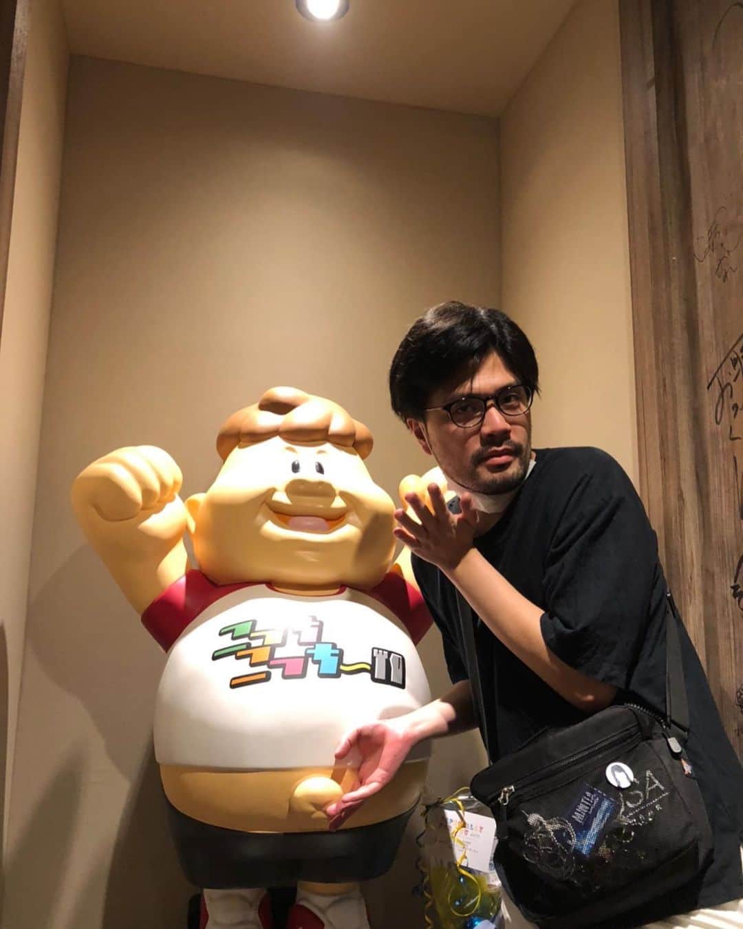 池田真一のインスタグラム：「先日マユリカの阪本くん来てくれました！ 2パターンのへその持ち方を親身になって教えてくれました！ 阪本ありがとう😄 またへその持ち方教えてー！」