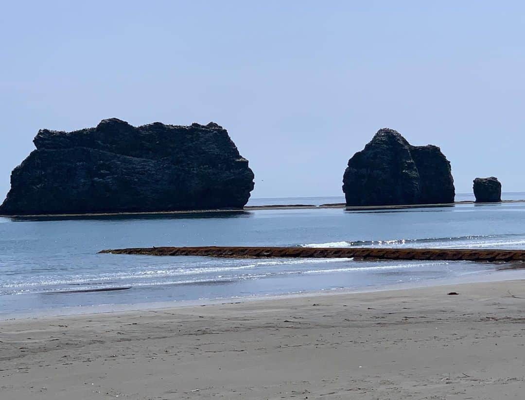 北海道様似町東京事務所のインスタグラム：「From samani 今日の親子岩  #日本#北海道#様似町#様似#旅行#プチ旅行#カメラ好きな人と繋がりたい #ジオパーク#田舎 #田舎暮らし #田舎の風景 #隠れスポット#フォトジェニック #いんすたばえ #親子岩#伝説#親子岩の夕日伝説 #japan #hokkaido #samani #geopark#instagood#photogenic」