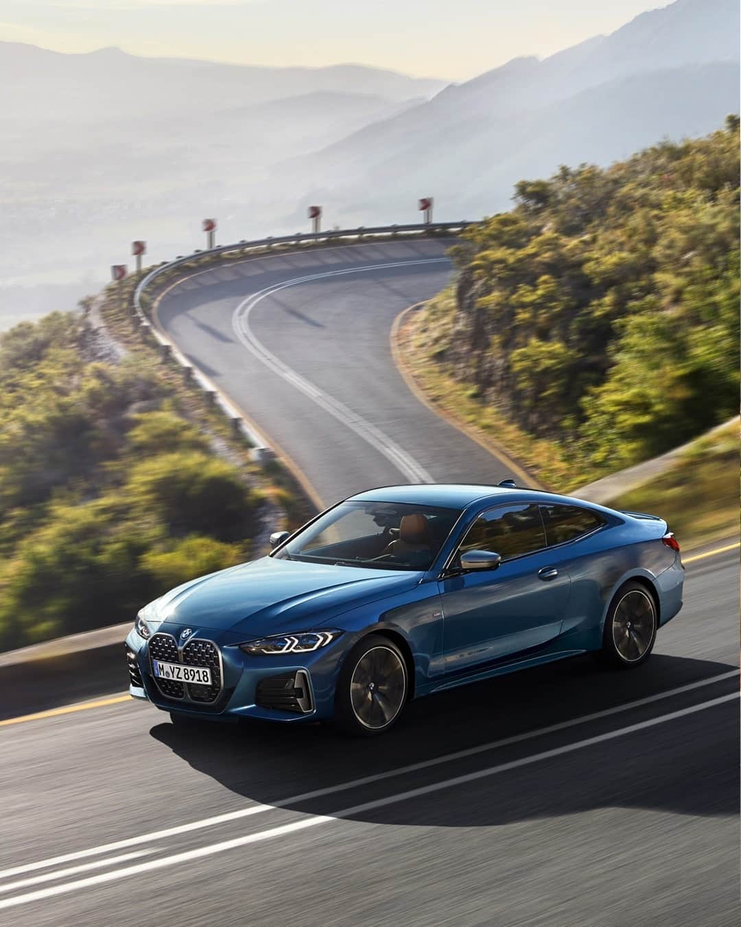 BMWのインスタグラム：「Built for thrills. #THE4 #BMW #4Series #EnjoyEveryEdge __ BMW M440i xDrive Coupé: Fuel consumption in l/100 km (combined): 7.1–6.8. CO2 emissions in g/km (combined): 163–155.  Further information: www.bmw.com/disclaimer. Acceleration (0-100 km/h): 4.5 s. Power: 275 kW, 374 hp, 500 Nm. Top speed (limited): 250 km/h.」