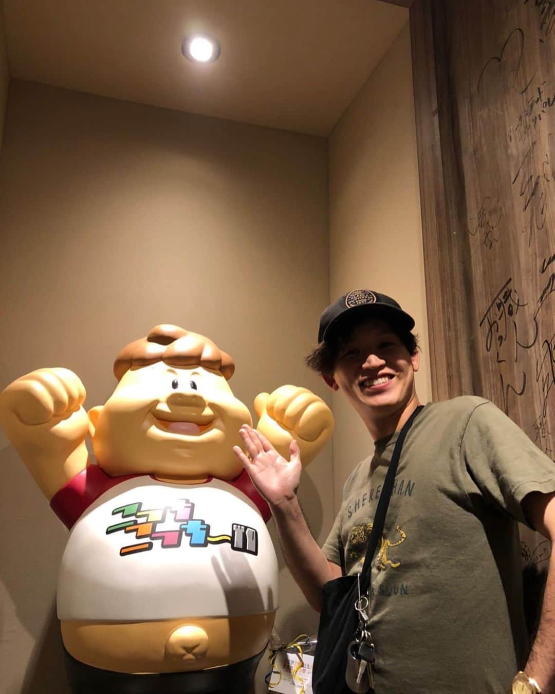 池田真一のインスタグラム：「先日さえない似顔絵でおなじみの kento fukaya来てくれました！ kento fukayaは3周年のお祝いで新しくさえない似顔絵も描いてくれました！ kentoありがとう😄 皆さん是非見に来てくださいー！」