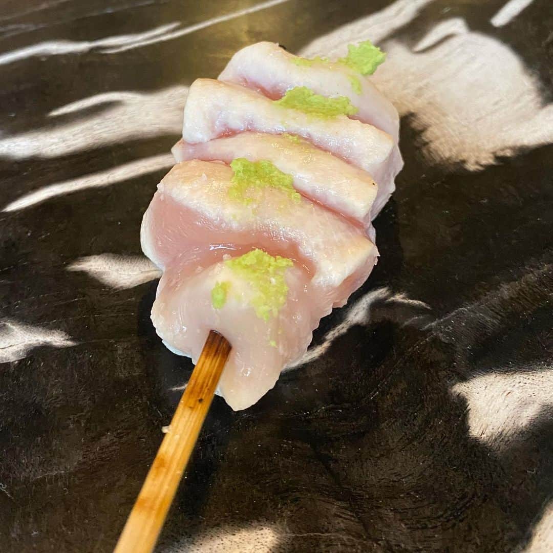 吉江瞳のインスタグラム：「恵比寿にオープンした@tori_tokyo_ebisu に行ってきました😄 その日しめた鳥のみを使ってるそうでレアで美味しく頂きました❤️ 身も大きいからとっても満足度高め😋 お肉も大きいからお腹いっぱいでした！ ごちそうさまでした🥰 新鮮な鳥なので行く時は予約がおすすめ！ #よしログ #焼き鳥 #恵比寿 #toritokyoebisu」