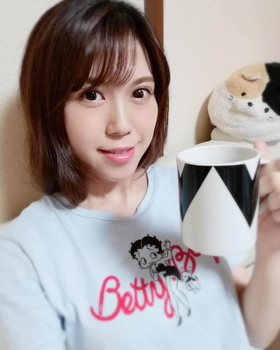 瀬戸マドカさんのインスタグラム写真 - (瀬戸マドカInstagram)「coffee☕とぬいさん🐈 · ぬいさん🐈綿がへたってふにゃさんになってきた · フワフワのクッションに体埋めて、 ぬいさんズ🐕🐈とお菓子と好きな飲み物とのんびりゴロゴロしていたい日がある🦄🍩🍭🍹 · 「寝ても覚めてもまだ眠い..」の日が私にはたまに訪れる㊙️🤫· ちなみに私が歌っている曲は、 「寝ても覚めてもLOVIN' YOU」💘です · · · · · #瀬戸マドカ #理想の休日 #のんびり #ゴロゴロ #ぬいさん #ベティ #ベティちゃん #人をダメにするソファ #人をダメにするクッション #コーヒータイム #コーヒーのある暮らし #コーヒー #coffeetime #coffee #chill #relax #relaxtime #japanesegirl #betty」6月7日 19時20分 - madokaseto