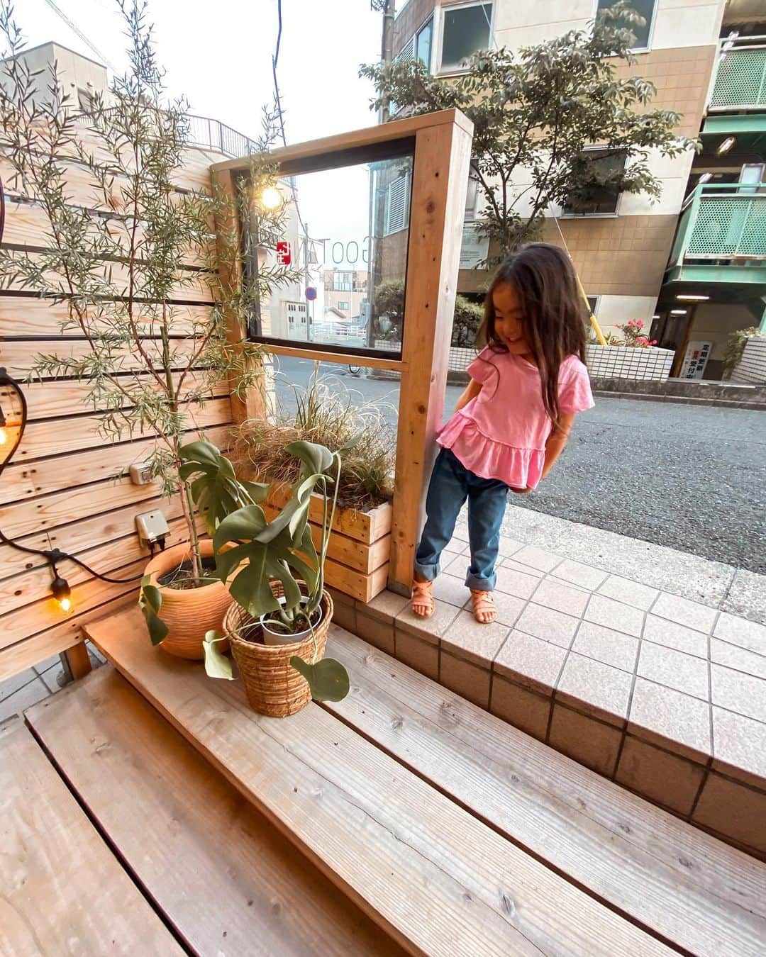 のインスタグラム：「👚 . . . ま、 また、 近所のエステへ、、、 . . . 自粛中に完全にハマった 体内エステww (身体が喜ぶ薬膳スープにエステ効果がある気がしてる！いや、ある！) . . 薬膳ラーメン( #麻辣湯) @gootan.jt09  @gootan.jt09  @gootan.jt09 . . . またテイクアウト🥡にして お家でゆっくり食べたけど 本当にスープも残さず飲み干したくなるほど身体が熱くなる🔥。 . . spiceの効能が凄すぎて、、 ヤミツキデスッ . . そして、 周りの友達もどハマりしている😂 . 凄く行きやすくて 駅近のおススメのお店🍜 . . 回し者ぽいけど ただのファンwww . . #gootan #tsujido #辛いもの好き  #spice #体内エステ #あぁもぉまたゆきたい！！！ #cannyO もハマってます ↑ 0カラ。 (私は2カラでヒーヒー！ユズル4カラなんて凄い)」