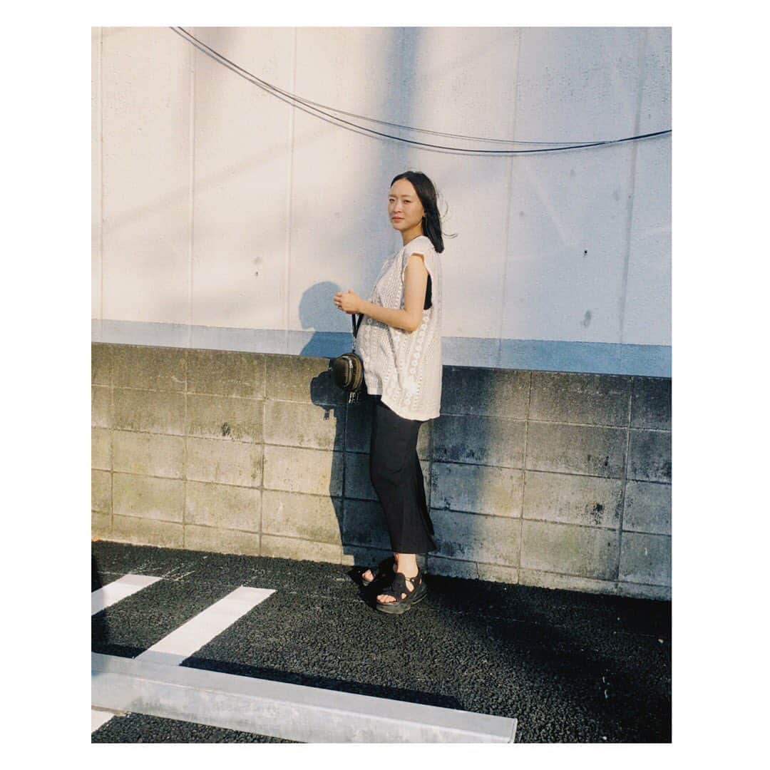 野尻美穂のインスタグラム：「こんな暑くてこれからどーなるんでしょう🧞‍♀️💭 今日は子供用ハンガーを買いに☺️ ワンピースだけじゃつまらなくなってきたのでメンズサイズのアワーレガシーをレイヤードした☺️☺️ それにしてもお腹すごいね🤭 #9months #ourlegacy  #prada #nike #mihonano #champion #マタニティコーデ」