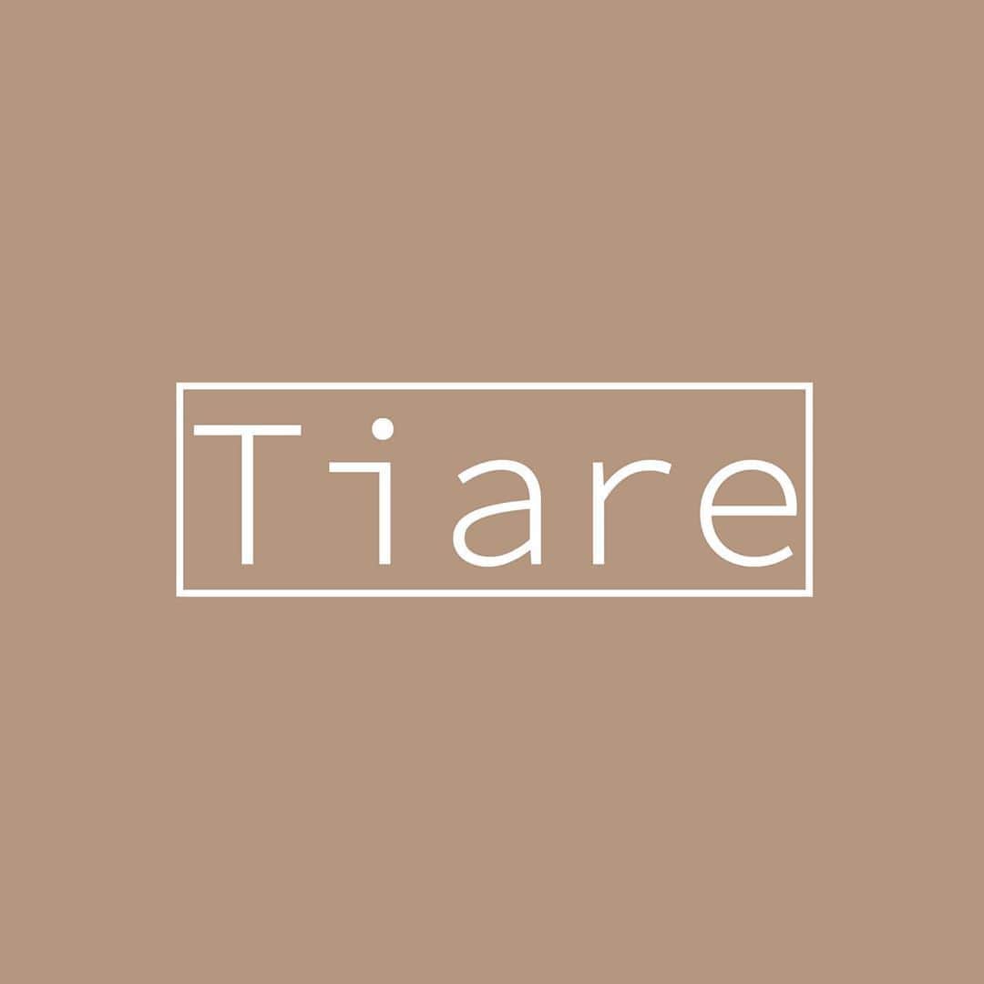 浪花ほのかさんのインスタグラム写真 - (浪花ほのかInstagram)「この度、 私の新アパレルブランド 「Tiare(ティアレ)」を立ち上げる事になりました。 「Tiare」とゆう名前はは私の好きなお花の名前です。 花言葉は幸福。初めてのブランドとゆう事で少しでも皆さんに幸福をお届け出来たらいいなと思い名ずけました！  Tiareのお洋服を着て、今まで以上に自分を表現したり、少しでも自信と希望を皆さんに運びにいきたいなって思いました。 オシャレをする楽しさや快感を、私のデザインした服を通して、皆さんと一緒に感じていきたいです。  私が今までお洋服に対して思ってた気持ち。 身長のことや、丈感、スタイル、全てを参考にし、誰でも気持ち良く着れるようなお洋服をデザインしたいと思っています。  なにより 私のお洋服が好きと言ってくださるファンの方がいてくれたからこそできた事だと思います。 皆さんの意見を沢山取り入れながら自分なりの世界観を作っていきたいです！  今はスタートに向けて進んでます。 初めての経験で右も左もわからない状態ですが、沢山の方に助けて頂き、恩返しが出来るように頑張りますので、暖かい応援よろしくお願いします。  商品紹介などは⬇️のアカウントでも沢山紹介するので、Tiareのアカウントも是非フォローしてみてね🍑  @tiare_closet」6月7日 19時26分 - hnoa_z