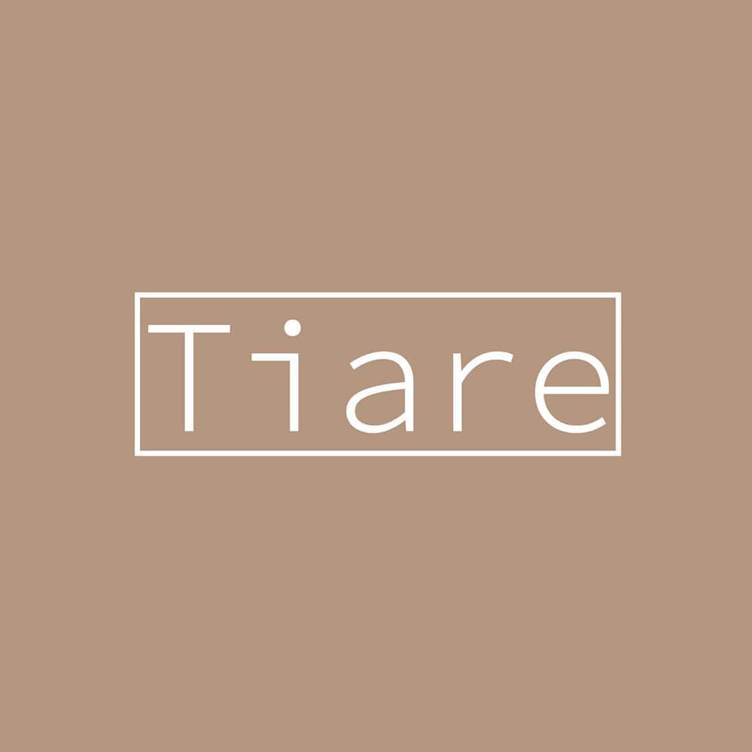 浪花ほのかのインスタグラム：「この度、 私の新アパレルブランド 「Tiare(ティアレ)」を立ち上げる事になりました。 「Tiare」とゆう名前はは私の好きなお花の名前です。 花言葉は幸福。初めてのブランドとゆう事で少しでも皆さんに幸福をお届け出来たらいいなと思い名ずけました！  Tiareのお洋服を着て、今まで以上に自分を表現したり、少しでも自信と希望を皆さんに運びにいきたいなって思いました。 オシャレをする楽しさや快感を、私のデザインした服を通して、皆さんと一緒に感じていきたいです。  私が今までお洋服に対して思ってた気持ち。 身長のことや、丈感、スタイル、全てを参考にし、誰でも気持ち良く着れるようなお洋服をデザインしたいと思っています。  なにより 私のお洋服が好きと言ってくださるファンの方がいてくれたからこそできた事だと思います。 皆さんの意見を沢山取り入れながら自分なりの世界観を作っていきたいです！  今はスタートに向けて進んでます。 初めての経験で右も左もわからない状態ですが、沢山の方に助けて頂き、恩返しが出来るように頑張りますので、暖かい応援よろしくお願いします。  商品紹介などは⬇️のアカウントでも沢山紹介するので、Tiareのアカウントも是非フォローしてみてね🍑  @tiare_closet」