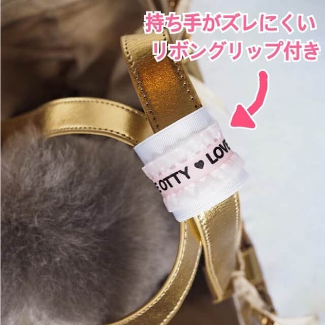 大原かおりさんのインスタグラム写真 - (大原かおりInstagram)「Otty新作商品🐶💞 6月10日(水)発売予定です♡ ⑅◡̈⑅ ❤️Otty×HELLO KITTYコラボ❤️ キャリーカゴバッグ ⑅◡̈⑅ 2013年から作り続けているOttyオリジナルのカゴバッグ🐶👜✨ 今年は、メッシュタンクとお揃いのウインクをしているキティちゃんのワッペンに、リボン6個付けの可愛いカゴバッグになりました👏😋💕 ⑅◡̈⑅ 夏用なので通気性を重視して、編んでもらっています。 横面はワンちゃんが顔を乗せてリラックス出来るように低くしてあります。 中袋の上部には、メッシュ生地が縫い付けらていて通気性が良いので暑い夏にはピッタリ。 ボタンと紐で止まっているので簡単に取り外せて洗濯機で洗えます。 メッシュ生地を絞れば巾着になるので電車やバスなどに乗る時にも便利です。 自立型のキャリーカゴバッグは、ワンちゃんも入っていて楽チンなのでオススメです🎶 ❤︎ カラーは3色展開♡ ファンシーカラー・モノトーン-白リボン多め・モノトーン-黒リボン多め ❤︎ サイズはSとMの２サイズです♡ ⑅◡̈⑅ 周りのリボンはゴムで止まっているので、簡単に付け外しが出来たり付け位置を変える事も出来ます🥰🎀 モノトーンカラーは、白いリボンが多めバージョンと、黒いリボンが多めバージョンがあります。 (ネーミングが雑でスミマセン。笑) ⑅◡̈⑅ ワンちゃんを入れずにオーナーさん用の通常バッグにもお使い頂けます。 夏の必需品“カゴバッグ”でおしゃれに差をつけてデートやお出かけを楽しんで下さい♡ ⑅◡̈⑅ #Otty #OttyDog #HELLOKITTY #Sanrio #オッティ × #ハローキティ #キティちゃん #キティちゃんコラボ  #キティコラボ #カゴバッグ #キャリーバッグ #犬グッズ #犬バッグ #通気性抜群 #夏のお出かけ #犬とのお出かけ #早くしたいね #DogGoods #LoveDog #🐶 #👜 #🎀 #💖 #💛 #💙 #💜 #💚 #🖤 #🤍」6月7日 19時38分 - oharagaori_otty