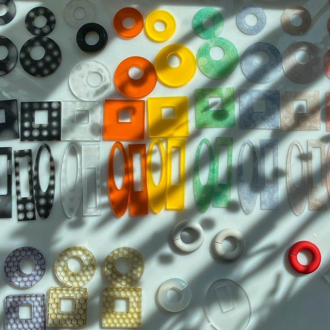 林信行のインスタグラム：「前から行きたいと思っていたacrylic  SHOP/STUDIO、ようやくお邪魔できました @acrylicmasakoban ここ数年間、ずっとacrylicのバッグを使っています。 おそらくGINZA SIXがオープンしてすぐの頃、MARK’STYLE TOKYOで出会ったのがきっかけ(その前にもどこかで見て気になっていました)。 産業資材が放つ無機質なようで目を向けると静かに主張を始める存在感。さらには軽さと頑丈さに何か心を惹かれます。 プロダクトデザイナーの辰野しずかさんも愛用していて、彼女からデザイナーである坂雅子さんの話や元麻布(≈広尾)にあるクラインダイサムアーキテクツ設計のショップの話などを聞いていて、ずっと行きたいと思っていました。  昨年、東京で向井山朋子さんのコンサートがあったのですが、その後の打ち上げ会場に到着すると「あ！見て！使ってくれてる！うれしい！」と言う声。それが坂雅子さんとの最初に交わした言葉でした。 　その後はinstagramを通してやりとりが続いたもののなかなか再会の機会も、ショップ訪問の機会もな買ったのですが、今日、ようやくタイミングが合ってお店に伺いました。 　絶好の立地に建つ静かで、それでいて確かな存在感を放つショップ。今は来店の約束を受けた時だけオープンするという営業形態になっているそうです。 　１時間、共通の友人の話からバッグの話。これからのファッション／デザイン業界の話など、色々と話し込んでしまいました。  そして今日で私のacrylicバッグのコレクションがまた１つ増えて３つに（一番最後の木目のテーブル＝家の仕事机で撮った写真）  現在、ショップでは特にうたっていないもののアウトレットセールを実施中(acrylicの公式ホームページでもアウトレットセール実施中 acrylic.jp )。 また、MARK’STYLE TOKYO渋谷店（渋谷スクランブルスクエア）などでは、セール価格で提供しつつも売り上げの一部を「国境なき医師団」に寄付する「Charity Program 2020 by acrylic × MARK'STYLE TOKYO」を実施中だそうです（オンラインストアでもやっている模様）。 マスクで顔を隠して出歩く ステキなので、ぜひ、この機会に！  ちなみに９枚目（最後から２番目）の写真は「IN-ZU」という坂雅子さんのイタリアのお友達おブランドで、広尾のショップではこちらも応援して扱っているそうで、なんかそれもステキだなと思いました。 外からの光でかなり店内の雰囲気が変わりそうなので、また機会があれば今度は夕方に訪問したいと思っています 😉 (最初、設計事務所の表記を間違っていましたクラインダイサムアーキテクツでした)」