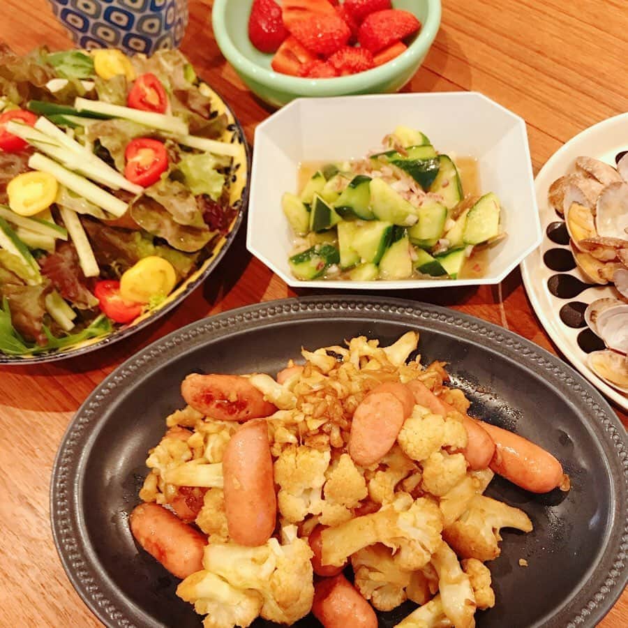 秋本ゆかりさんのインスタグラム写真 - (秋本ゆかりInstagram)「@nagakawamarche さんがたくさんの新鮮野菜を届けてくれた🥦🍅🥒🧅🥬✨ 届けてくれた上に、これで1000円とは有難い🥺 お陰様でお野菜たっぷり頂きました😌 カリフラワーのポタージュは、普段カリフラワーに見向きもしない子供たちもお気に入りでたくさん食べてくれました☺️ .  農家さんも契約しているレストランや結婚式場がお休みになって大変だったようです😭 .  またタイミングがあった時はお願いしよう☺️」6月7日 19時38分 - akimoto_yukari