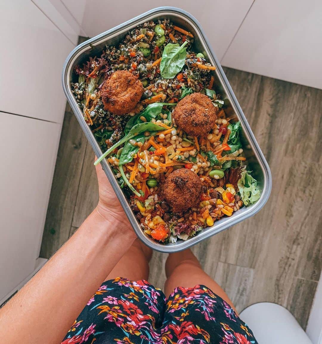 Zanna Van Dijkさんのインスタグラム写真 - (Zanna Van DijkInstagram)「My plant powered lunchbox 🌱 Tag someone who would love a bit of this 😻 I realised that I haven’t actually shown any of my main meals on here in months, oops! I tend to share my food over on YouTube, but there’s quite a few new faces around here and you might not be aware that I’m a proud plant muncher 🤣🙌🏼 I’m actually coming up to my 3 year plant based anniversary in September 🥳 Are any of you guys eating more plants in 2020? Let me know in the comments! ❤️ #eatmoreplants #plantbased #plantpowered #plantbasedmeals #poweredbyplants」6月7日 19時41分 - zannavandijk