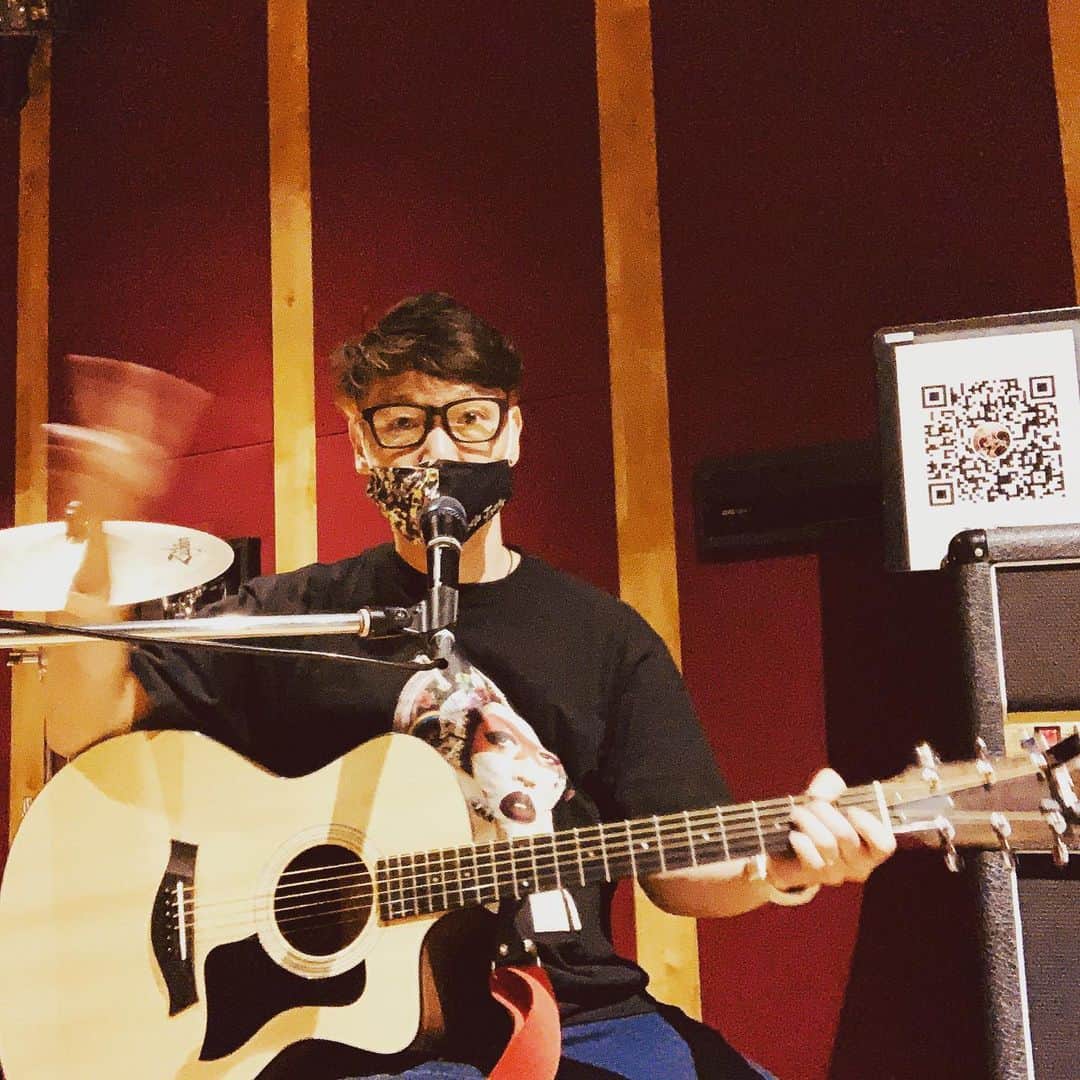 のインスタグラム：「新曲発売御礼アコLIVE YouTube生配信この後20時から。PayPayにて投げ銭も募り中なので無理なき範囲でお心付け宜しゅうです😊🎶 #8PM #YouTube #LiveStream #Lets #Stay #Acoustic #Forever #and #StayPunkForever #with #TheStarbems #Gallow  http://youtube.com/c/THESTARBEMSfootage」