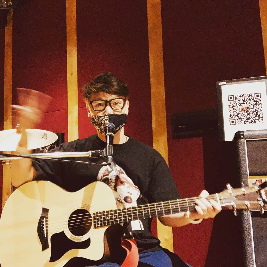 日高央さんのインスタグラム写真 - (日高央Instagram)「新曲発売御礼アコLIVE YouTube生配信この後20時から。PayPayにて投げ銭も募り中なので無理なき範囲でお心付け宜しゅうです😊🎶 #8PM #YouTube #LiveStream #Lets #Stay #Acoustic #Forever #and #StayPunkForever #with #TheStarbems #Gallow  http://youtube.com/c/THESTARBEMSfootage」6月7日 19時42分 - hidakatoru