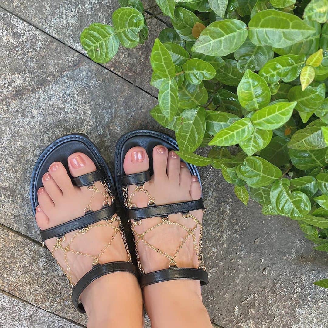 佐達ももこさんのインスタグラム写真 - (佐達ももこInstagram)「フットネイルあがる☺️💓﻿ ミラーのワンカラーでシンプルに🍑﻿ ﻿ サンダルは今年買って﻿ 初おろし🌈🌴﻿ ﻿ ﻿ #sandals#footnail#フットネイル#ミラーネイル」6月7日 19時44分 - sadamomodayo