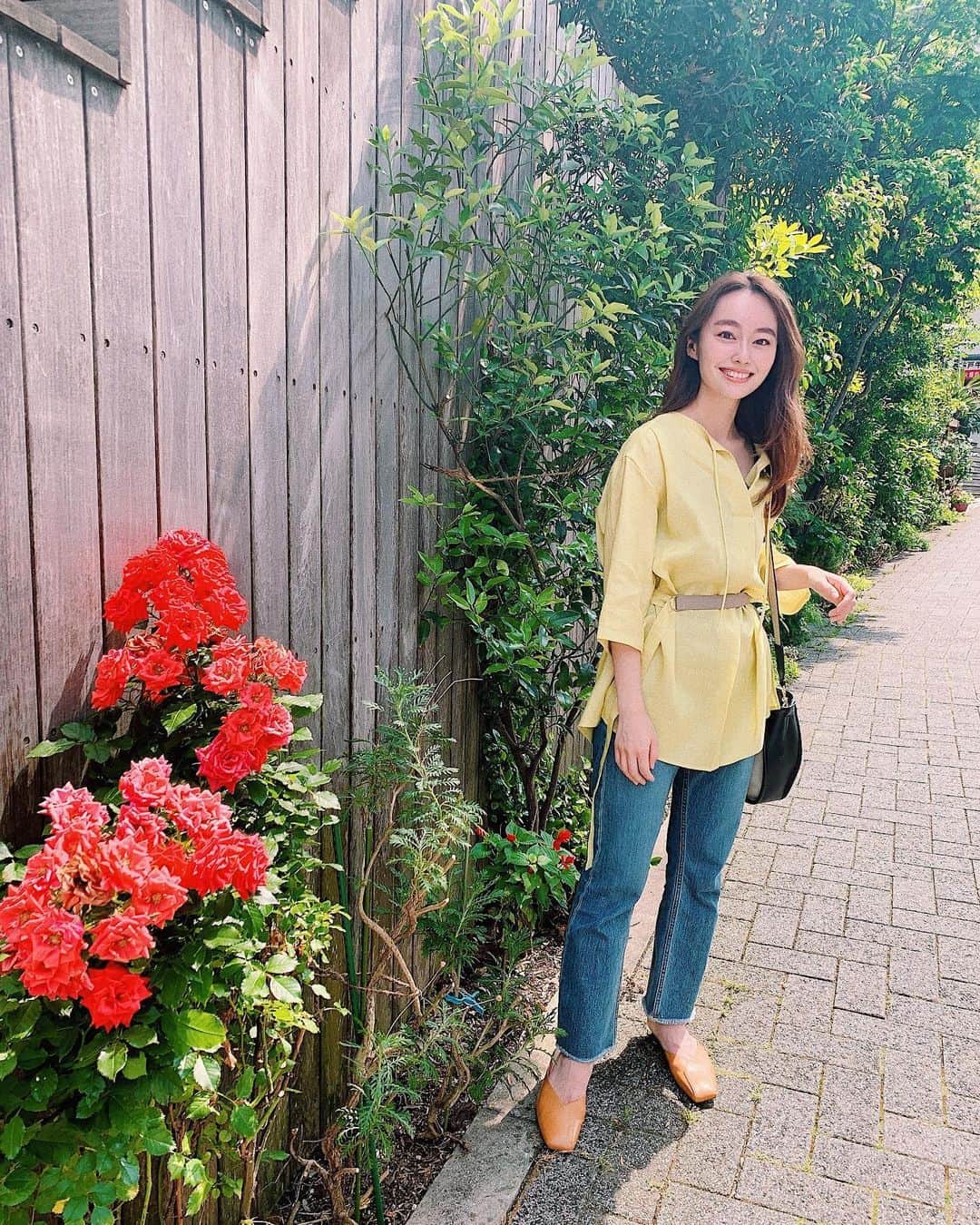 小祝麻里亜のインスタグラム：「夏服ばかり着てしまう日々🌱この靴は１秒で履けて楽だし、可愛いからお気に入りです😊🌷🌷 ． shirts. @elendeek  pants. @mikomori_official  bag. @stellamccartney  shoes. @gem._official  @smirnasli_official  thx. @naochinkun ＿＿＿＿＿＿＿＿ #outfit #coordinate #look #instafashion #셀스타그램 #얼스타그램 #코디 #스타일링 #데일리 #데일리룩 #오오티디  #コーデ」