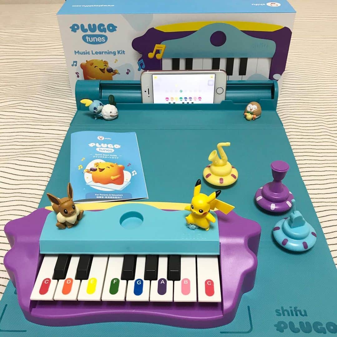 葵さんのインスタグラム写真 - (葵Instagram)「Plugoの新シリーズであるAR知育玩具のピアノラーニングキット「Plugo Tunes」が四月に発売されました！ 以前  @plugocount も使っていましたが今回はこちらを使用してみました♪ @plugo.tunes  Plugo Tunesは、世界中で人気の有名ソングを50曲以上収録しており、 音階や和音を楽しく学ぶことができ、音楽的知性や創造力、記憶力、認知力、手と目の協調能力を身につけることが可能とのことです。  息子も小学生から音楽の授業が始まるのでピアノ習おうかな〜と思っていたので、さっそくこちらで練習！ するとすぐにハッピーバースデーが弾けるようになりました❣️ 初めて弾くピアノにとても楽しんでいました😆楽天のリズム・音楽、知育玩具・学習ランキング1位を獲得してます！ 商品詳細ページはこちら！  https://item.rakuten.co.jp/cybermall/plugotunes/  明日からやっと小学校の授業がスタートするのでお勉強頑張って行こう👍 #ママ #パパ#子育て #育児 #ピアノ #知育玩具 #ママガール #mamagirl #iPad #おもちゃ #おしゃれ #プレゼント #インテリア #小学生 #幼稚園 #保育園 #shifu #orboot  #plugo #tunes#playshifu #おうち時間 #おうち時間で学ぼう #子供部屋」6月7日 19時52分 - dolphin_coconut