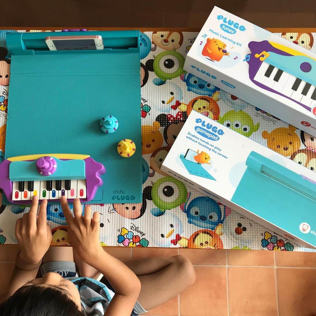 葵さんのインスタグラム写真 - (葵Instagram)「Plugoの新シリーズであるAR知育玩具のピアノラーニングキット「Plugo Tunes」が四月に発売されました！ 以前  @plugocount も使っていましたが今回はこちらを使用してみました♪ @plugo.tunes  Plugo Tunesは、世界中で人気の有名ソングを50曲以上収録しており、 音階や和音を楽しく学ぶことができ、音楽的知性や創造力、記憶力、認知力、手と目の協調能力を身につけることが可能とのことです。  息子も小学生から音楽の授業が始まるのでピアノ習おうかな〜と思っていたので、さっそくこちらで練習！ するとすぐにハッピーバースデーが弾けるようになりました❣️ 初めて弾くピアノにとても楽しんでいました😆楽天のリズム・音楽、知育玩具・学習ランキング1位を獲得してます！ 商品詳細ページはこちら！  https://item.rakuten.co.jp/cybermall/plugotunes/  明日からやっと小学校の授業がスタートするのでお勉強頑張って行こう👍 #ママ #パパ#子育て #育児 #ピアノ #知育玩具 #ママガール #mamagirl #iPad #おもちゃ #おしゃれ #プレゼント #インテリア #小学生 #幼稚園 #保育園 #shifu #orboot  #plugo #tunes#playshifu #おうち時間 #おうち時間で学ぼう #子供部屋」6月7日 19時52分 - dolphin_coconut
