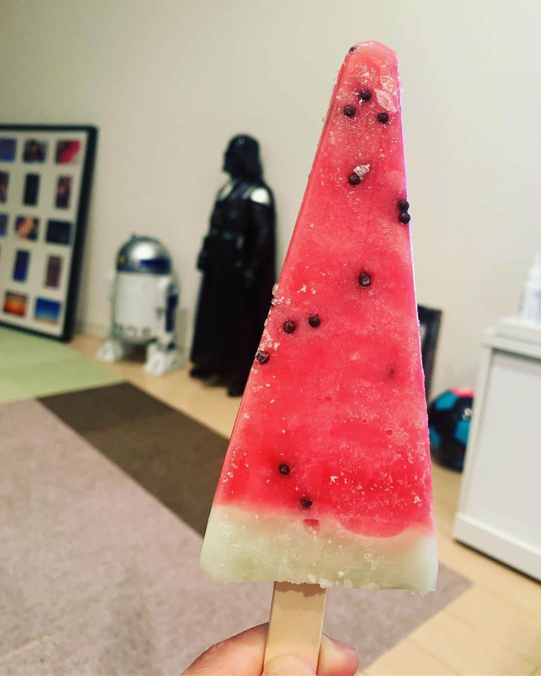 丸山桂里奈さんのインスタグラム写真 - (丸山桂里奈Instagram)「やっぱりスイカバー🍉 牛乳につけて、たべる。 が、1番おいしい。 ふー のどから涼しみやすさ〜 明日も頑張りましょう。 今日は早めに寝ますよ💁‍♂️ #スイカバー #ころbigなやつ #チョコが好き #スイカ味が好き #夏がもうそこに #ありがとう夏 #ありがとうスイカバー #私たちのうるおいをいただきました #いい意味で #インスタバエ」6月7日 19時52分 - karinamaruyama