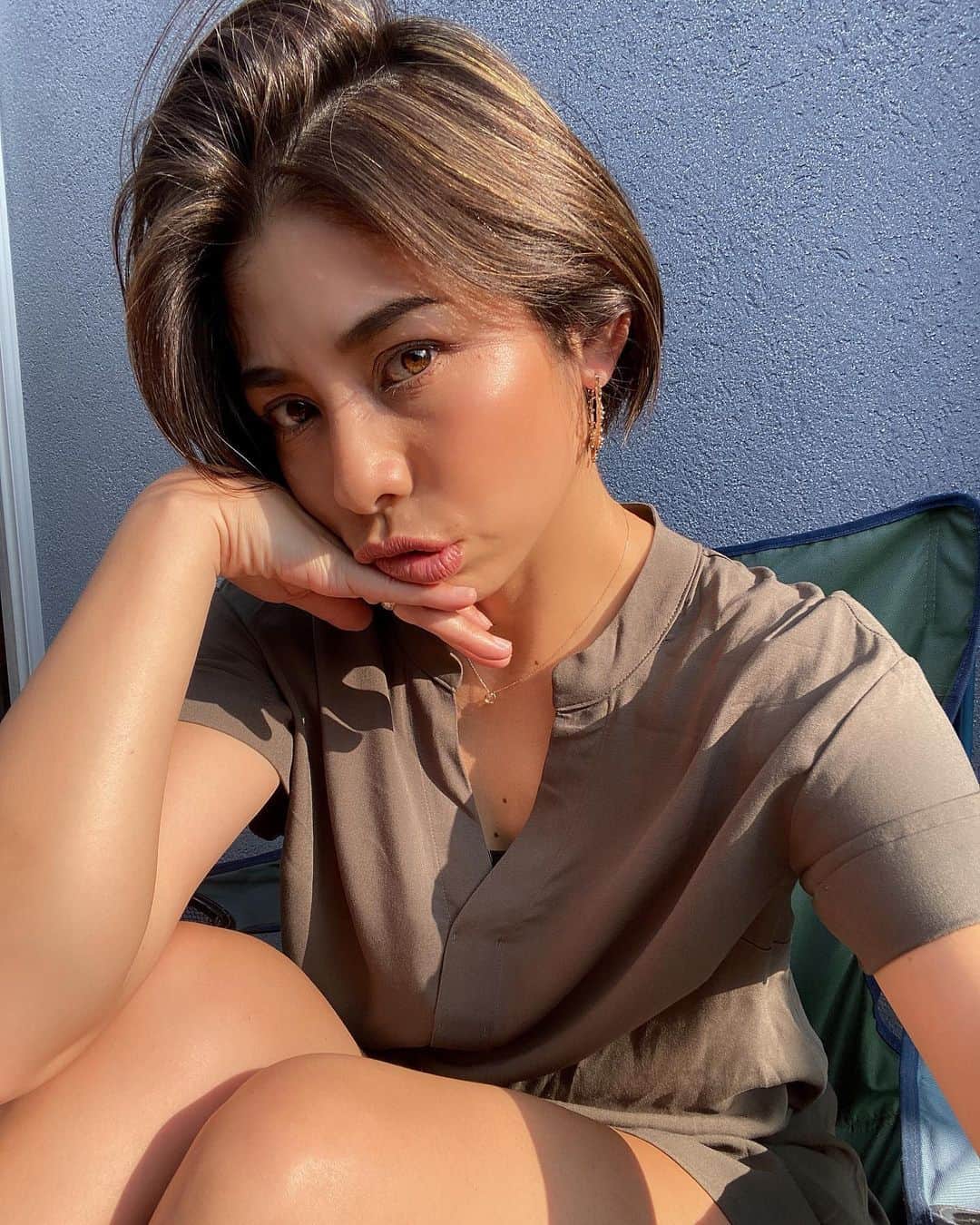 齋藤美波のインスタグラム：「💈✂️💇🏻‍♀️ ・ やっと行けたヘアメンテナンス🥺✨ ショート伸びっぱなしの 市販で一度カラーしただけの 酷い状態だった、、、 ・ 今回イメチェンしようと思ったけど みんなにアンケートまで取って ショートが圧倒的に多かったんだけど とりあえず一度ボブまで伸ばそうと思う！ そっからオン眉に挑戦😁 飽きたらまたショートやろうかと。笑 ・ 今回はやりたい髪型にはまだ長さが 足りなくて伸ばすのを目標に 襟足カットとカラーのみ🙋🏾‍♀️ ハイライトはもうkakimotoさんでしか 入れられない🥺♥️ 💇🏻‍♀️ @kakimotoarms_official ・ 今回も地毛ベースにハイライト たくさん入れてもらった❣️ 今回もお気に入りの🤎 ・ 本当毎回可愛く仕上げてもらえて 幸せです🥺✨ ありがとう。 ・ ひっさしぶりに渋谷上陸したけど もう私が知ってる渋谷ではなかった。笑 独身の頃は渋谷がホームだったのに 迷子になりかけた🤣#ショック ・ それだけ時が経ってんだな。笑 ・ 写真はNo加工！ 自然光で髪色がまたいい感じ♥️ ・ ・ #ヘアカラー#ヘアーカット#ハイライトカラー#地毛ベースにハイライト #ナチュラル#ヘルシー女子#カキモトアームズ#カキモトアームズ六本木ヒルズ店#お気に入り#ボブ目指し中 #haircolor#haircut#highlightcolor#favoritecolor#beauty#natural#naturalbeauty #helthy#girl#thanks#happy#tokyo」