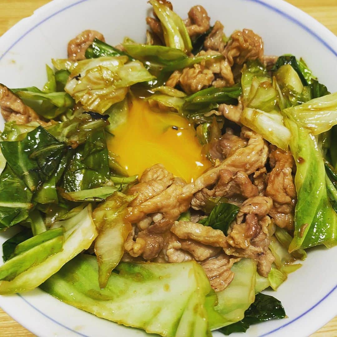 元木寛人のインスタグラム：「豚肉とキャベツの生姜焼き丼  #間違いない #豚肉 #キャベツ #しょうが焼き  #卵 #崩れちゃったけど #最高でした　 #次回あたり #すた丼の再現に #挑戦しよう #スポーツ盛り沢山な週末 #帰ってきましたね #その時に向けて #しっかり勉強します #つながろうめんたい #めんたいワイド #元木寛人 #元木アナ #今日も一日お疲れ様でした #明日も良い日になりますように」