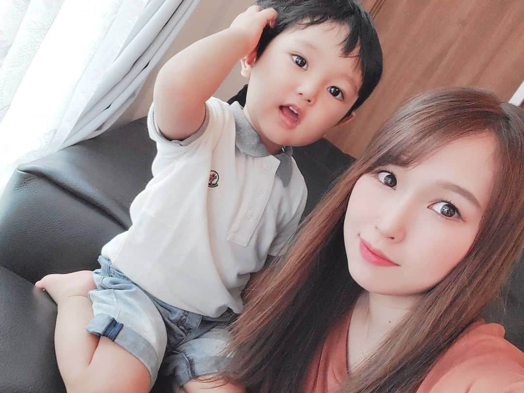 佐藤夏希のインスタグラム：「靴擦れしちゃったとこにすばるんが絆創膏貼ってくれた😂💓 嬉しくて一生取りたくない←w  すばるん妊娠したときより 今回の👶妊娠はとにかく初期から今日まで立ちくらみに悩まされる毎日😭💦 体にいいもの取り入れてなんとか乗らきらないとな😱💦 そして相変わらずひたすら眠い😅😅😅 * * * #男の子#男の子ママ#おやこーで #むすこーで #息子#息子ラブ #2歳#ママ#ママさんと繋がりたい #ママスタグラム#mama#mamastagram #mamanoko #ママリ#babyboy#boy#成長記録#妊婦生活#マタニティライフ#妊婦記録 #男の子ヘア#お家遊び#おうちあそび#妊娠中期#眠りづわり」