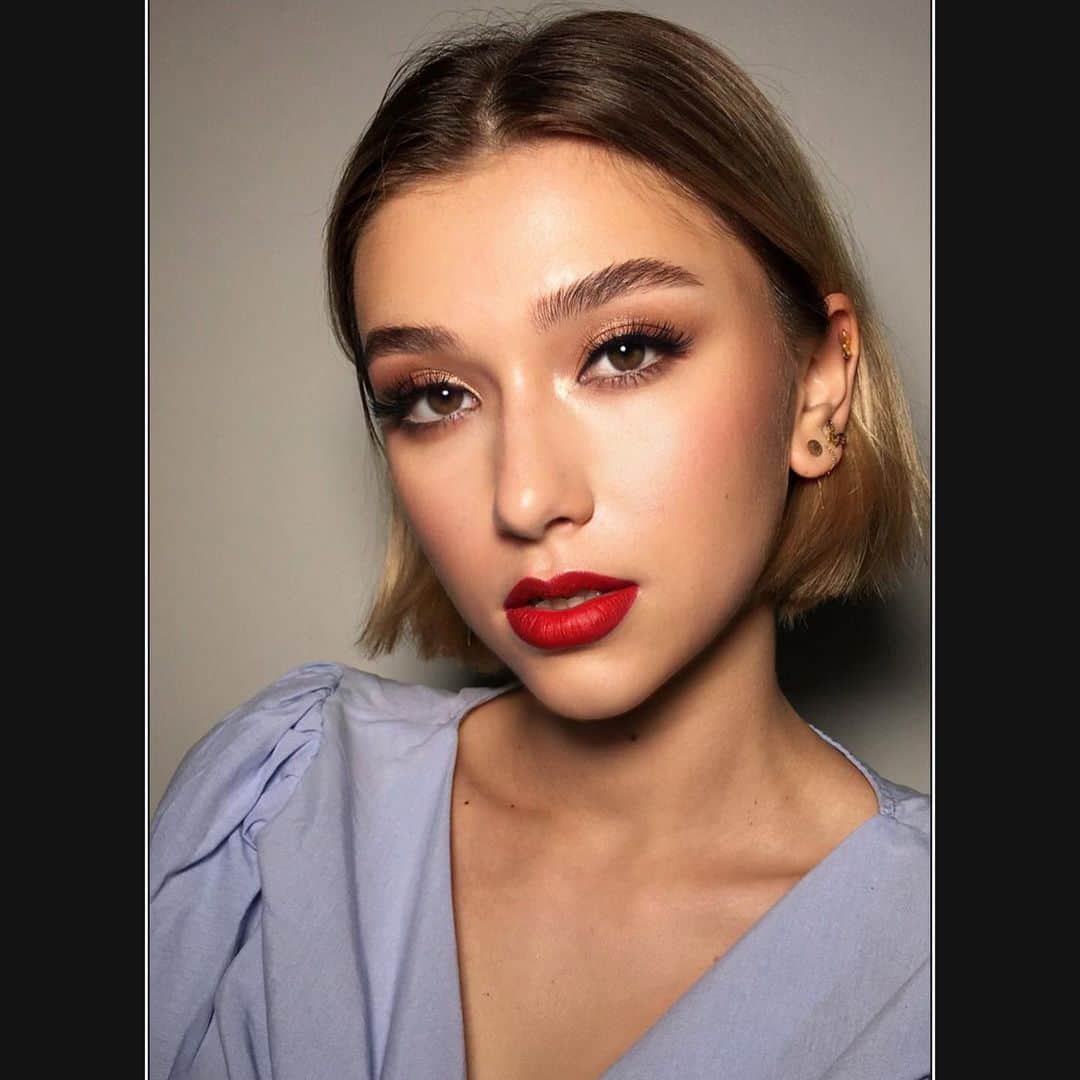 アレクサンドラ・ナザロワのインスタグラム：「#makeup#makeupartist #redlips #kharkovmakeup」