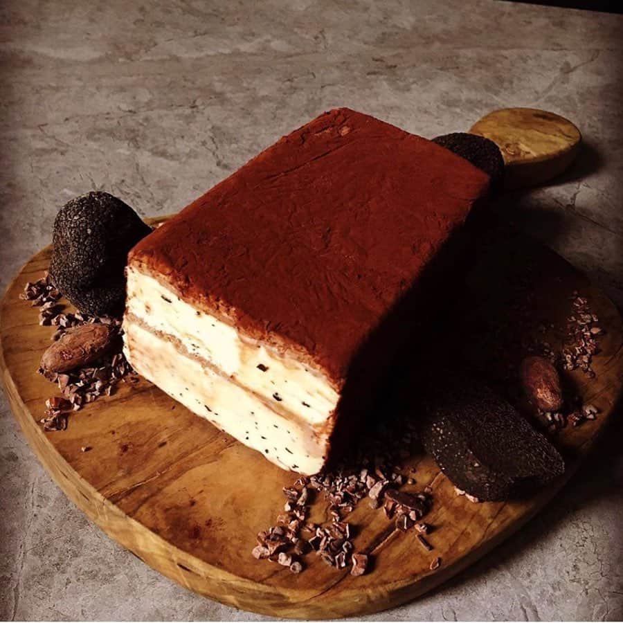 のインスタグラム：「久しぶりに甘い物が食べたくなって😊  @sanmi_shop  でティラミスをテイクアウトしました✨  あー。なんて美味しいんだ。 プロが作った物をいただくのは久しぶりすぎて更に感動しました😊  高木シェフ @kazumeishi  #トリュフティラミス #美味しすぎた #えれな」