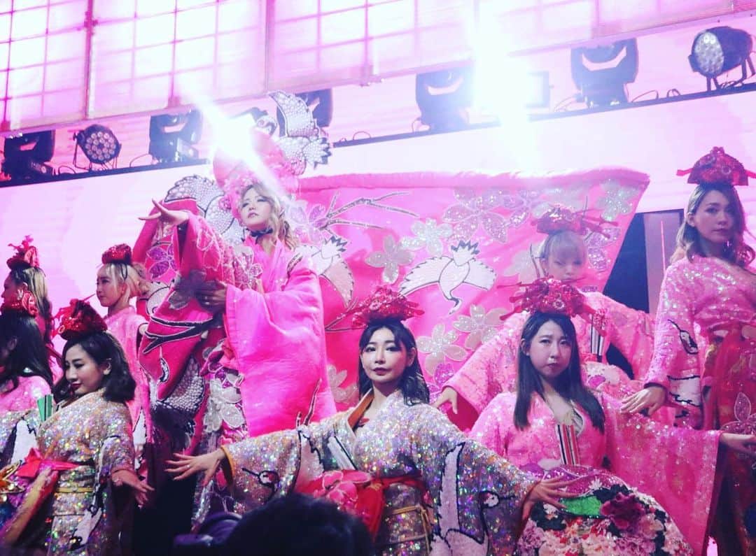 KARENのインスタグラム：「、 バーレスクついに再始動しました‪(*´꒳`∩)‬ 、 長かったですね！ バーレスクが店を閉めるなんてよっぽどです。 どんな時も年中あけてるバーレスクが時が止まっていました。 しかたないですよね。 、 でもそんな時でも何とかしようとトップの良太さん、運営さん、スタッフさんが凄いスピードで動いてくださって 、 なんとか配信したり企画をくださったり そして皆様が離れずにそばにいて下さって 応援してくださったり、SNSでアップしてくれたり、コメントくださったり、チェキや遠隔リオン、遠隔シャンパンくださったり、配信見てくださったり 直接あえなくても温かくて心強くて 本当に救われました。 、 皆様の支えがなければ心折れていたかもしれません。 、 、 本当に本当にありがとうございます。 大好きです。 感謝。 、 、 、  #バーレスク東京 #バーレスク #バーレスク東京かれん #六本木 #ショーパブ #ショー #ダンス #burlesque #ショーガール #エンターテインメント  #burlesquetokyo #dance #roppongi #xoxo #girl #me #l4l #show #showgirl #dance #dancer #japan #japanesedancer #instagood #おうち時間　#stayhome #ダンス好きな人と繋がりたい」