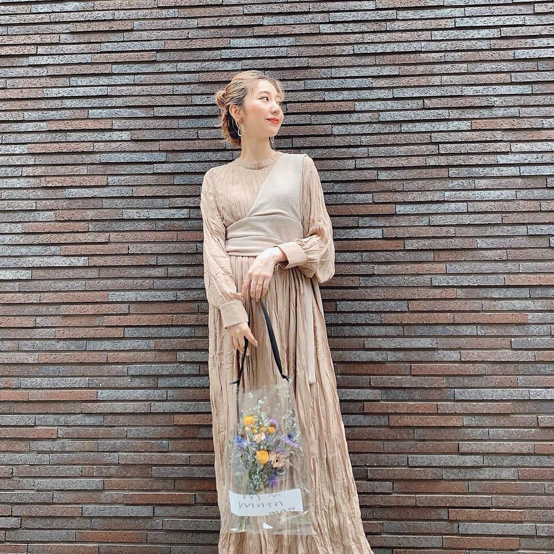 松尾 瞳のインスタグラム：「きのうの投稿の全身ver💐 . ワンピース @auntmaries.official  ビスチェ @colony2139_jp  パンツ @dholic_official  バレエシューズ @randa_pic . プチプラdayです🌱  #私服 #マタニティコーデ」