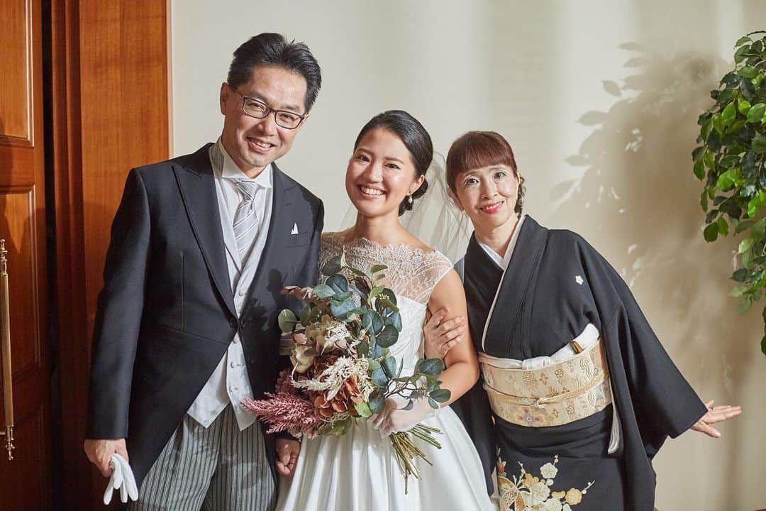 家族挙式さんのインスタグラム写真 - (家族挙式Instagram)「@kazoku_wedding をフォローして、﻿ #家族挙式 でお写真を投稿してくださいね＊*﻿ ﻿ -------------------﻿ ﻿ 今日から2週間後、﻿ 2020年6月21日(日)は﻿ 『父の日』家族挙式で両親への感謝を伝えませんか？﻿ 結婚式は人生の中でも特別な瞬間。﻿ 一生、心に残る思い出をお手伝いします♡﻿ ﻿ 会場：#﻿オーシャンビューチャペルトウキョウベイ -------------------﻿ .﻿ ❁テレビCM放映中 ▹▸ ”家族挙式ベスト”なら﻿ 【挙式・衣裳・美容・写真】が含まれたプランが99,000円〜叶います＊﻿ ▽予約はTOPのリンクから❁﻿ >>> @kazoku_wedding﻿ -------------------﻿ #家族挙式 #ベストアニバーサリー﻿ #家族 #Family #家族婚﻿ #bestanniversary #少人数婚﻿ #ウェディング #結婚式準備﻿ #結婚式 #フォトウェディング﻿ #プレ花嫁 #卒花﻿ #日本中のプレ花嫁さんと繋がりたい﻿ #花嫁 #卒花嫁 #国内挙式﻿ #weddingdress #ウェディングドレス﻿ #プラコレ #Dressy花嫁﻿ #2020秋婚 #2020春婚﻿ #2020夏婚 #2020冬婚﻿ ＃ジューンブライド﻿ ＃父の日﻿ ＃感謝﻿ ＃笑顔」6月7日 20時05分 - kazoku_wedding