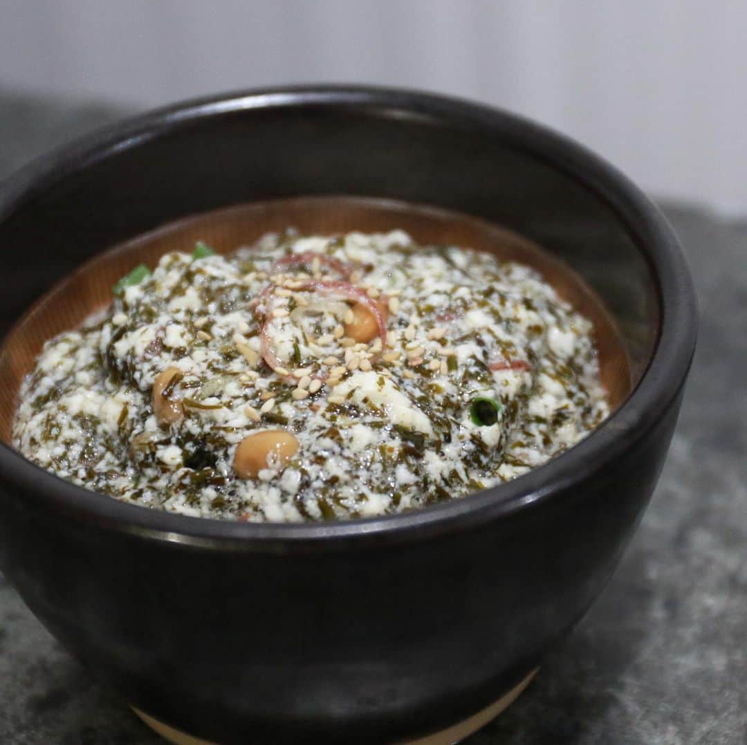 馬場裕之のインスタグラム：「飲む豆腐😋 「材料』 アカモク（ギバサ）150g 絹ごし豆腐1丁 納豆1パック めんつゆ大さじ2 みょうが2個 小ネギ適量 いりごま適量 ①豆腐、アカモク、納豆、めんつゆ、みょうが、小ネギ、いりごまを箸で良く混ぜるだけです。 飲み物みたいにスルスル入っていきますが、納豆やアカモクを噛みながら食べて下さい😌 #おうち時間  #おうちごはん  #吉本自宅劇場  #馬場ごはん」