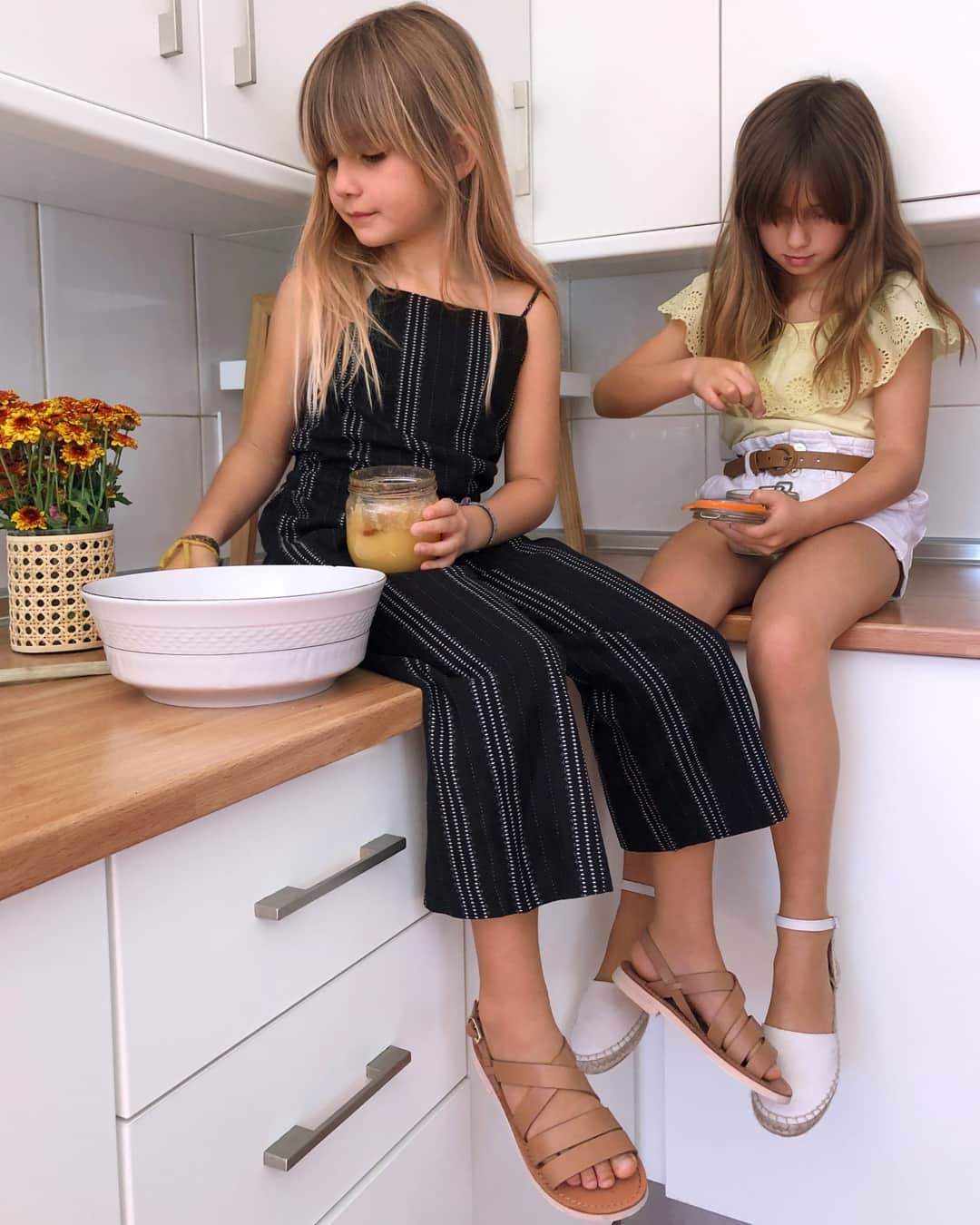 MANGOさんのインスタグラム写真 - (MANGOInstagram)「THE COSIEST PLAYGROUND | Siblings are the best partners to keep having fun. Tell it to Simona and Julieta @aviloti, sisters, but also best friends. Discover the story at mango.com #MangoKids #MangoCollection」6月7日 20時12分 - mango