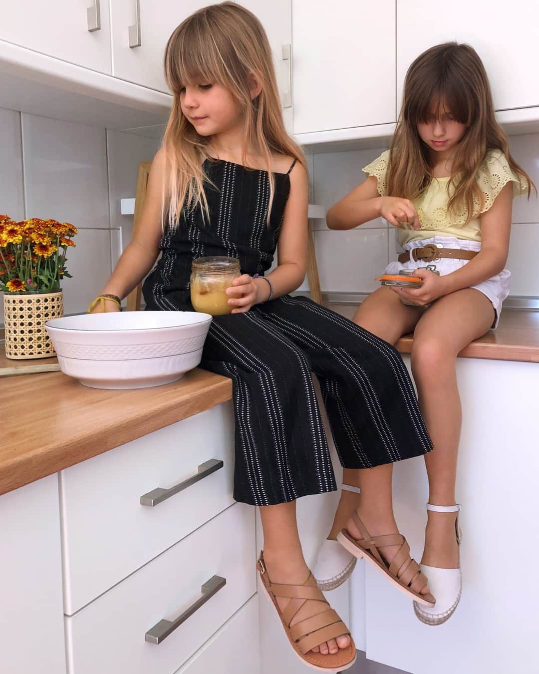 のインスタグラム：「THE COSIEST PLAYGROUND | Siblings are the best partners to keep having fun. Tell it to Simona and Julieta @aviloti, sisters, but also best friends. Discover the story at mango.com #MangoKids #MangoCollection」
