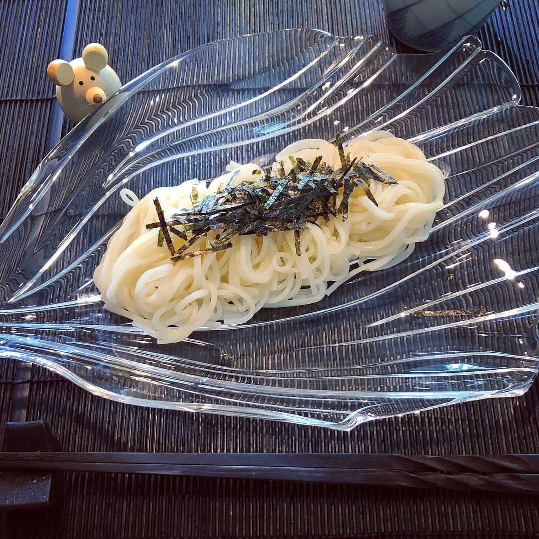 榊山敬代のインスタグラム：「🎐… ・ 週末ランチは今年初の そうめんはじめました  今日は新しいお皿さんで 涼やかに盛り付けるの巻  生姜やネギや胡麻など薬味を 添えてもおいしいですけれど  最近とっても美味しいお醤油と出会い 少々アレンジしたおつゆへこしらえて シンプルに刻み海苔だけで十分という 無添加でカラダにやさしいお汁に変身  今年は新たなお醤油で そうめんたのしませて いただく夏になりそう  #お世話になります…🙏… ・ ・ さてきょうは日曜日ですけれど 午前は電話で打ち合わせをして  企画書を見直しタイム  少しでも前向きになビジョンに なりますように挑戦できたらと 純粋にと願う未来へのひとコマ  アフターコロナの今だからこそ 新たな価値観を素直に見つめて 次の時代への準備中なこのごろ  さて今夜は新しい月曜日の為に はやめの夕食と早寝したい計画 企画書イメージも訂正する作戦 ・ ・ 😪… ・ ・ 昨夜は新たなzoom乾杯会に感謝でした インスタも見てくださってるとのことで ネズミちゃんもzoomご挨拶できました ・ ・ 🐹🍻…サンチュ〜（訳: thank you〜）… ・ ・ #おうち時間  #おうち大好き #stayhome ・ ・ ・ ・ #夏 #夏レシピ #lunch #おうちランチ #週末ランチ #レシピ #麺#小野製麺 #手延 #半田めん #love #麺スタグラム #Japanese #food #healthy #artist #cooking #和食 #ガラス食器 #クリスタルガラス #Crystalglass #ドイツ #Germany #日本画家 の#お料理こんなもん  #コロナウイルスが早く終息しますように」