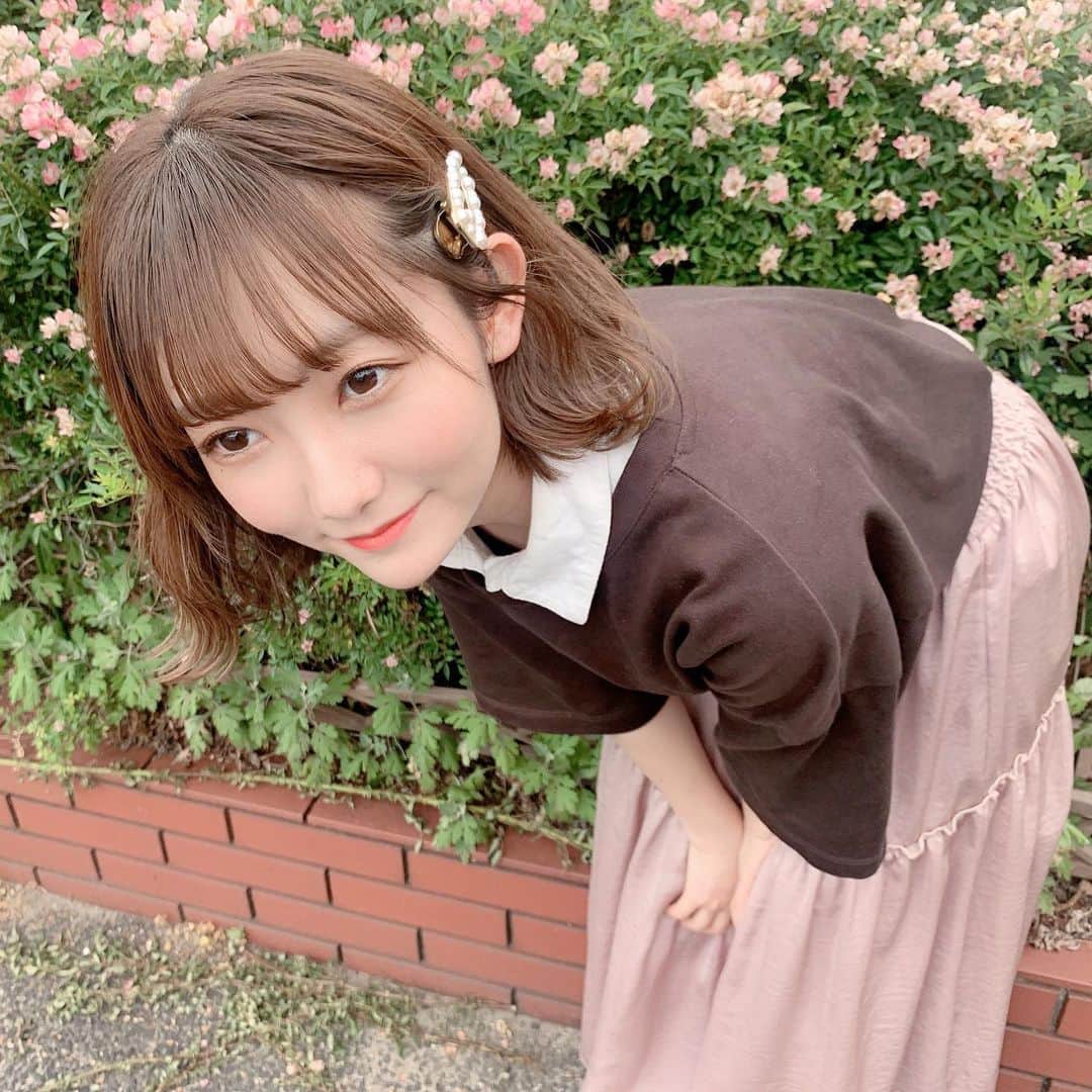 夏川愛実のインスタグラム：「﻿ ﻿ 茶色とピンク💗﻿ ﻿ 明日からまた月曜日、、頑張ろ🔥﻿ ﻿ ﻿ #Tシャツコーデ#ピンクベージュ#ベージュコーデ#Tシャツ﻿ #ヘアアレンジ#ボブアレンジ#ショートボブ#ショート女子﻿ #ウエーブ#ボブカット#ショートヘア#ボブヘア#ボブ巻き方﻿ #外ハネ#ボブ#ウェーブ巻き#巻き髪#メイク#アイドルメイク﻿ ﻿」