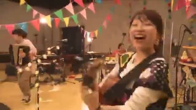 関取花のインスタグラム：「先日の生配信ライブ #家で五線譜 のライブアーカイブは本日の23:59までの限定公開！まだの方、是非見てください。損はさせませんので。  @dosukoi87 のプロフィールから飛べます🔗  この曲を演奏しながら、やっぱりみんなと同じ会場で盛り上がりたいと思いました🍺「黄金の海で逢えたなら」  目の前のお客さんの温度が変わっていくあの感じがやっぱり恋しくなった。  この配信ライブをした理由は「配信でもここまでできる」ってことを見せたかったのではなく、「配信だと足りないものは何か」を再確認したかったからです。  見てくださる皆さんにも、それを感じていただけたら嬉しいです。」