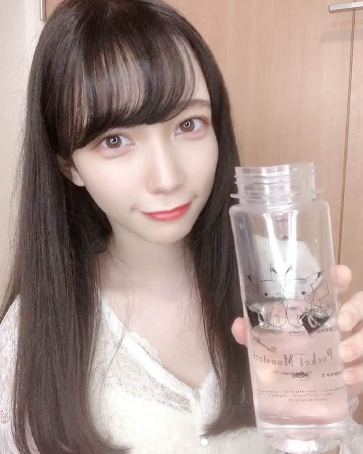 星野渚のインスタグラム：「ただ水を飲むだけの動画です💧 ＊ ここ最近１月以上、星野はこの500mlの水を4杯以上飲んでます！ ＊ そしたらね、めっちゃ肌綺麗になったの⭐️ ＊ しかも、水でお腹いっぱいになるせいで、お菓子とか食べるのかなり減ったし、食事の量もかなり減ったから、ダイエット効果もありそう、、、(検証中) ＊ ＊ 何が言いたいかというと水最高✨ ＊ みんなの良かったスキンケア方法も知りたいな☺️ ＊ ＊ #水信者　#白ワンピ　#黒髪ロング　#水筒デビュー  #清楚コーデ　#ロングヘア　#ダイエット　#美容　#スキンケア　#肌荒れ改善 #肌荒れ  #ポケモン　#ピカチュー　#ポケモングッズ  #water #みずみずしい肌 #潤い　#潤い肌　#簡単スキンケア」