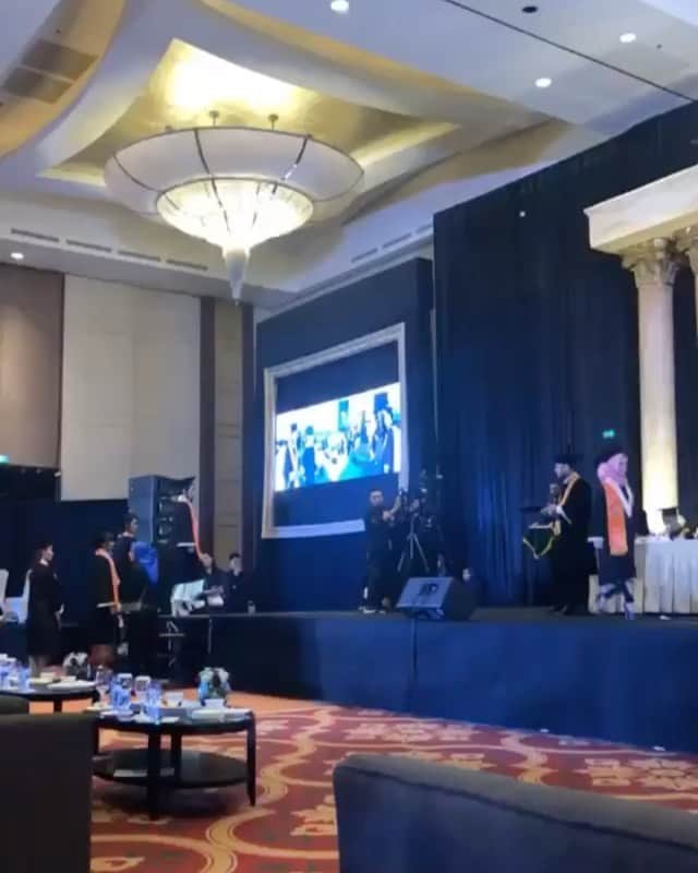 ロナ・アングラエニのインスタグラム：「Masih flashback 2th yang lalu. Sejujurnya waktu itu agak sedikit kecewa karena IPK kurang 0,5 biar dapet predikat cumlaude 😑 Dan sedangkan temen2 main mayoritas cumlaude. Pinter2 bgt herannn padahal pada ga rajin belajar juga 🤔🤣😏 . Ya gapapa.. aku tetap bersyukur kok☺️😊 IPK tidak menjamin sukses atau tidaknya seseorang kok menurut aku. . Setelah aku sadari, punya relasi & koneksi yang luas bisa jadi lebih berpengaruh untuk kesuksesan kita wkwkwk . Video by: @amandadwiarist  #wisudaldr2020 #lsprbatch18 #lsprgraduation2018」