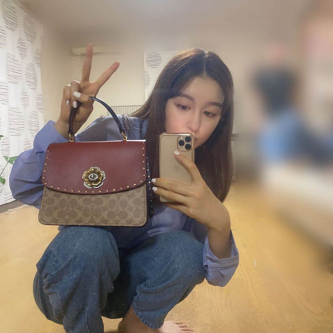 市野莉子さんのインスタグラム写真 - (市野莉子Instagram)「ぱぱままから20歳の誕生日祝いに貰った👜 嬉しいよ〜ありがとう！ 今日のYouTubeはこのカバンの中身紹介です、見てね🍒 . #りかりこ#双子 #鞄#バッグ#YouTube#コーチ #coach#followme」6月7日 20時32分 - riko_ichino