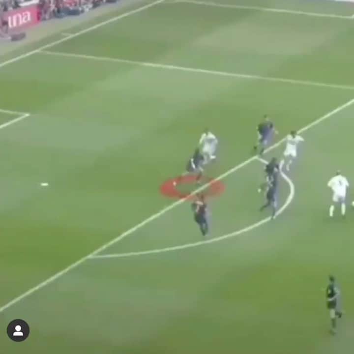 カルレス・プジョルのインスタグラム：「Hoy he encontrado este vídeo, nunca había visto la jugada desde esta perspectiva... @oficialrc3, casi me arrancas la cabeza, amigo. 🤣🤣🤣 Today I found this video, I had never seen the play from this perspective before... Roberto, you almost ripped my head off, my friend. 🤣🤣🤣 #porterosinmanos #tb」