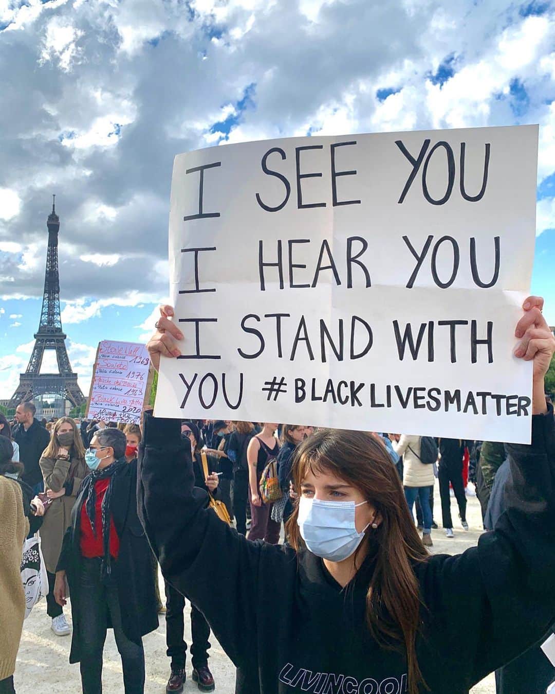 ソニア・ベン・アンマーのインスタグラム：「proud of my city (and all the cities) coming together 🖤 peacefully & unified #blacklivesmatter」
