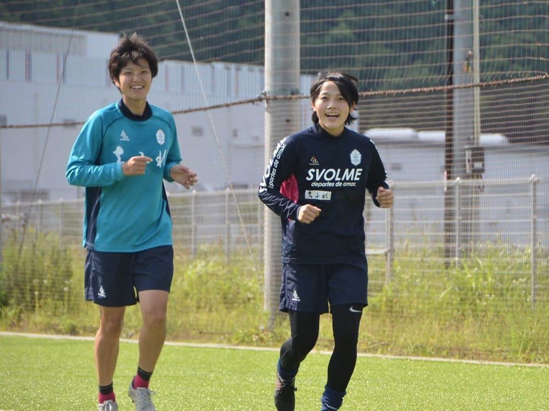 木下栞のインスタグラム：「. みんなでサッカーできるってとてもしあわせ！ とってもうれしいです！ . まだまだ油断はできないけど 開幕に向けてみんなでがんばります😊✊ . #ちふれASエルフェン埼玉 #なでしこリーグ #もちろん感染対策はしっかりと☝️」