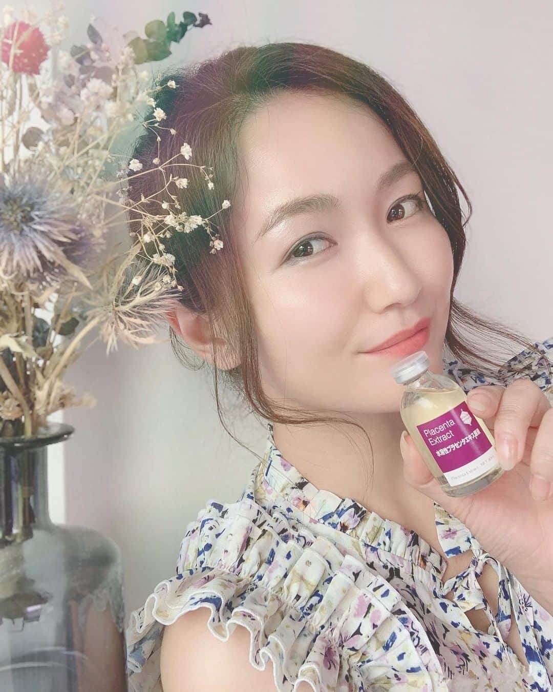 リナのインスタグラム：「@bblaboratories . プラセンタ好きにはたまらない "水溶性プラセンタエキス原液"❤︎ . 実は…リピ中のお気に入りなんです！ 洗顔後すぐに使う原液美容液で、 サラリとしているから、使いやすい . マスク生活の毎日で、 肌のコンディションが不安だったけど、 いい感じに肌のキメが整ってきたのを実感してる❤︎ . 週末やおうち時間が長い時は、 "ストレッチモイスチャーシートマスクPro." で目元の10分集中ケアもしてるよ🌙 . 大きめ&ひたひたのシートだから、 目周りだけじゃなく、 頬の高い位置あたりまでケアできちゃうよ★ . 付属のピンセットも入っているから 衛生的に使えるのが👍 ............................................ #skincare #placenta #placentaserum  #serum #Specialcare #bblaboratories #pr #ビービーラボラトリーズ #プラセンタ #原液美容 #スペシャルケア #美肌 #美肌ケア #スキンケア #原液美容」