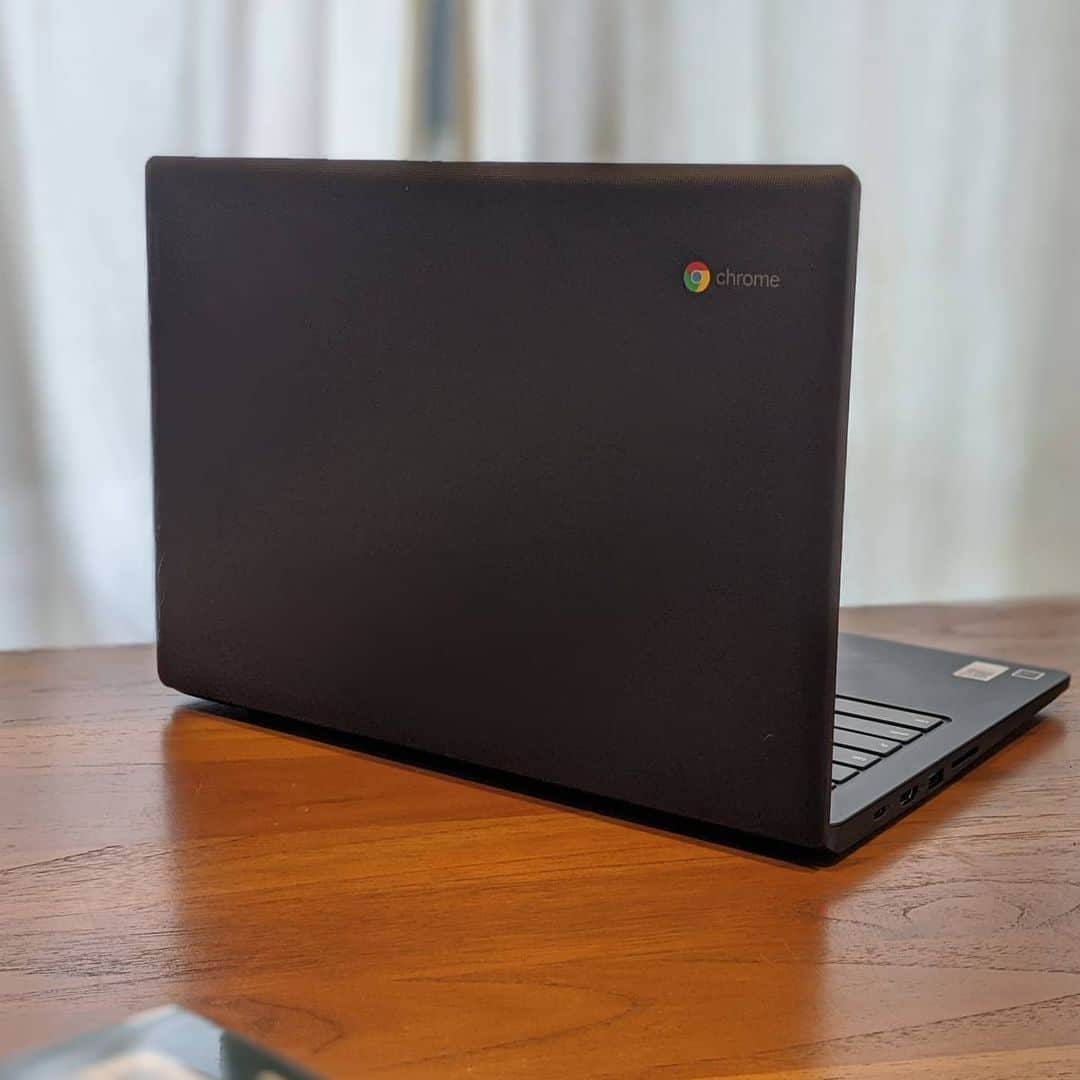のインスタグラム：「【WORK】PCを増やしました。19歳からモデルをやっていて、24歳くらいからライターとしても活動しはじめて、5月は人生で初めてモデル業務の売上よりもライター業の収入パーセンテージが増えました  それまでは7:3くらいだったのですが、1:9くらいまで変化しました  しかも、コロナウイルス関連で、自転車（特に通勤）、キャンプ、家トレといった原稿があんまりにも殺到して、このあとも自転車とキャンプ、フィットネス、食事管理、モーターサイクルのキャンプ（キャンプツーリング）などについて書いてほしいという依頼が止めどなくあります  そこで、macよりもChromebookのほうが早く書けると思ったので購入  まず数秒で立ち上がります、そして、chromeのサジェスト検索がスマホ（Android）と連動しているので、すぐ見つかります。さらに、Googleドキュメントだとスマホでも微調整、校正が可能。文字数合わせなども。  Googleフォトにはプロフィール画像と電子印鑑を格納しているので、雑誌やWEBの有識者簡易コメントだと即座に対応可能。と、同時にスプレッドシートでは請求書も作成可能、そして共有。フォルダを分ければ、ジャンルを分けて定例などの書類関係もクラウド上にまとめられます。  さらに、 スマホではGboard（iPhoneでもGboardアプリがあります）によって、「輪行」「防水透湿性」「大腿四頭筋」など変換しにくいワードも単語リストに入れておけばすぐに出るのと、学習機能があるので、よく使うワードは前線に出てきます  つまり、トラベルライター2.0になりました  コロナウイルスで改めて脳ミソを一新できましたね。スピード感をもって、臨みます👀  次に書きたいのは野球のスパイクについて連載ページを書きたいのですが、どこか媒体ありますか？？ #writer  #travelwriter  #トラベルライター #ライター #原稿 #家トレ #宅トレ #自転車 #bike #bicycle #スピード #原稿依頼 #書きます #macは動画編集用 #と写真加工やラフなど #chromebook #macbookair #Google #Apple #クロームブック #トレーニング #アウトドア #スポーツ #モデル #メンズモデル #お値段は35000円くらいです安いね #フルHD #64GB」